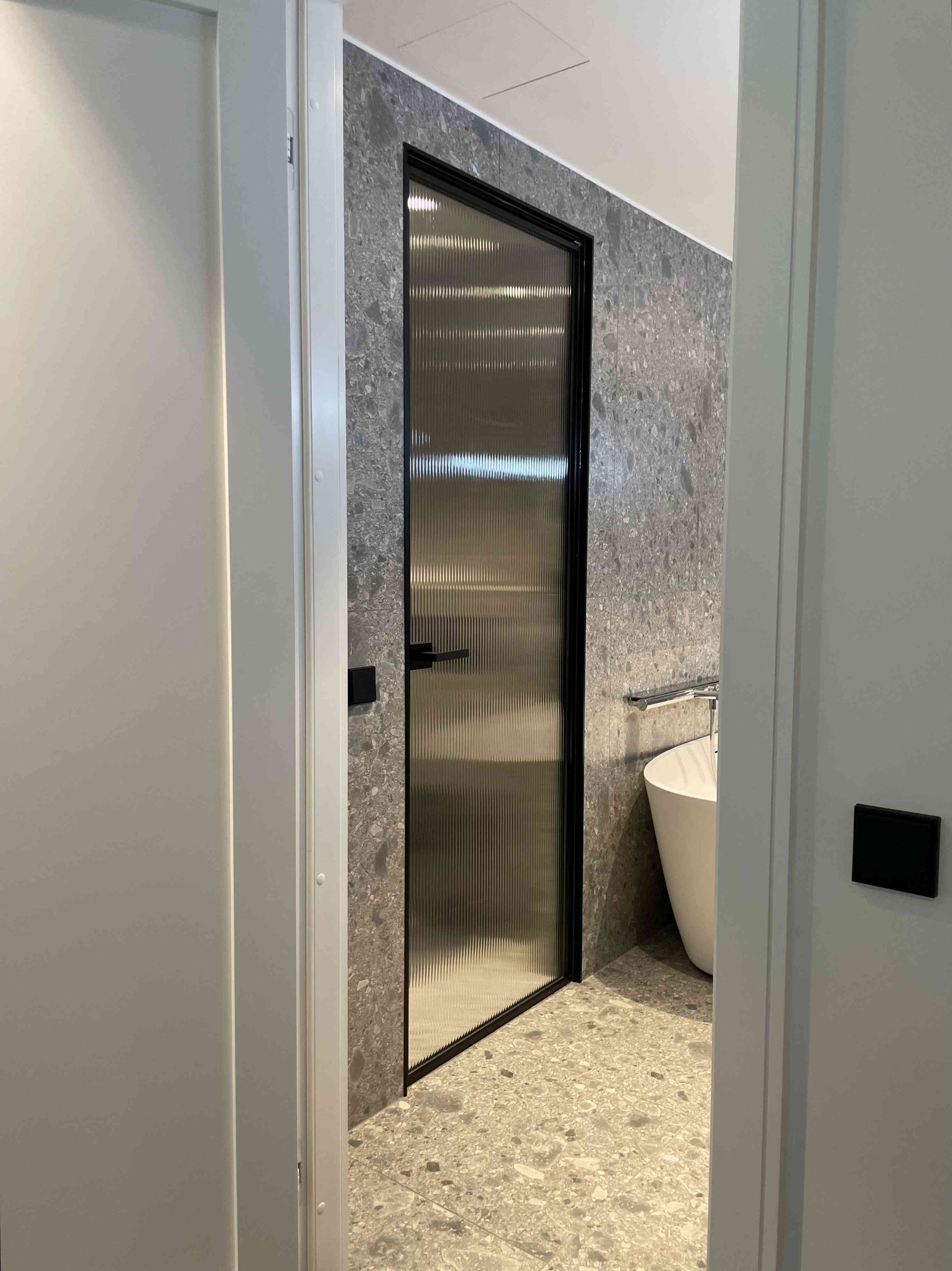 Klaasuksed mustas raamis, laineklaas