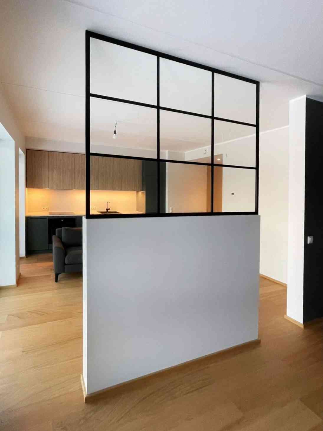 Klaasist ruumieraldaja mustas raamis