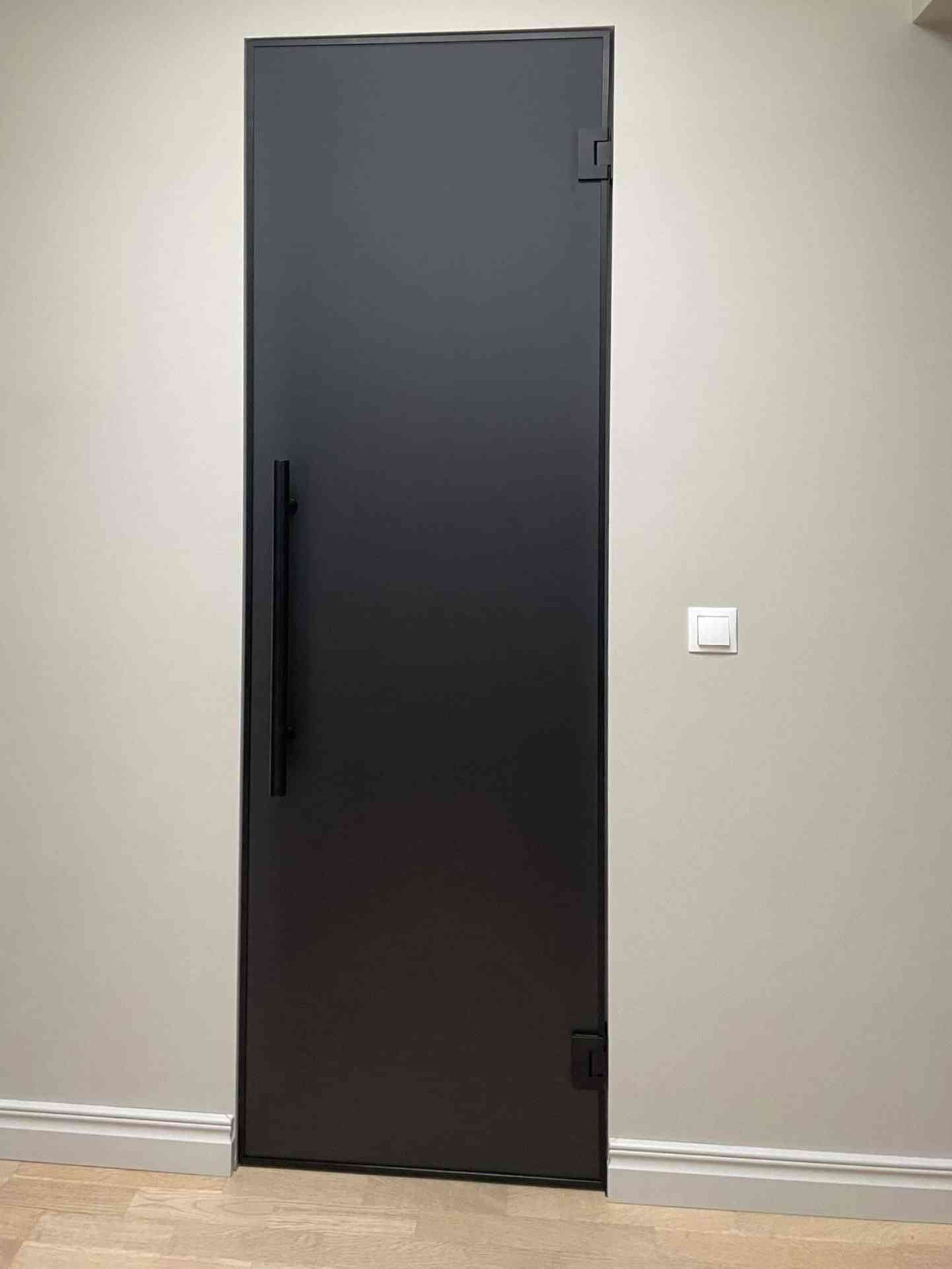 Klaasuks must raam matt klaas