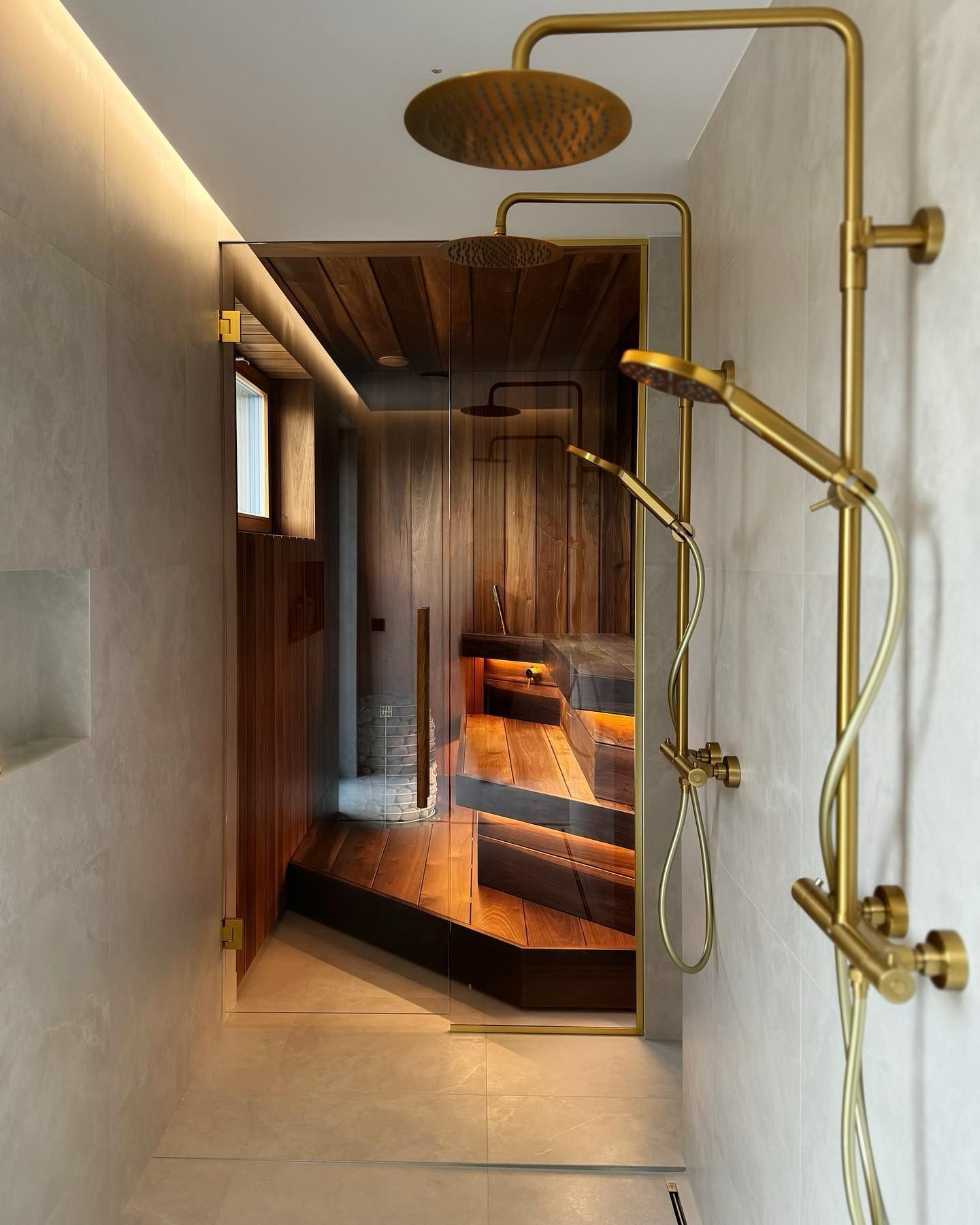 Sauna klaassein - eriti kirgas klaas, harjatud kuldne furnituur ja profiil. sauna klaasseinad pärnu, sauna klaasuks Tartu, sunaklaassein Haapsalu,