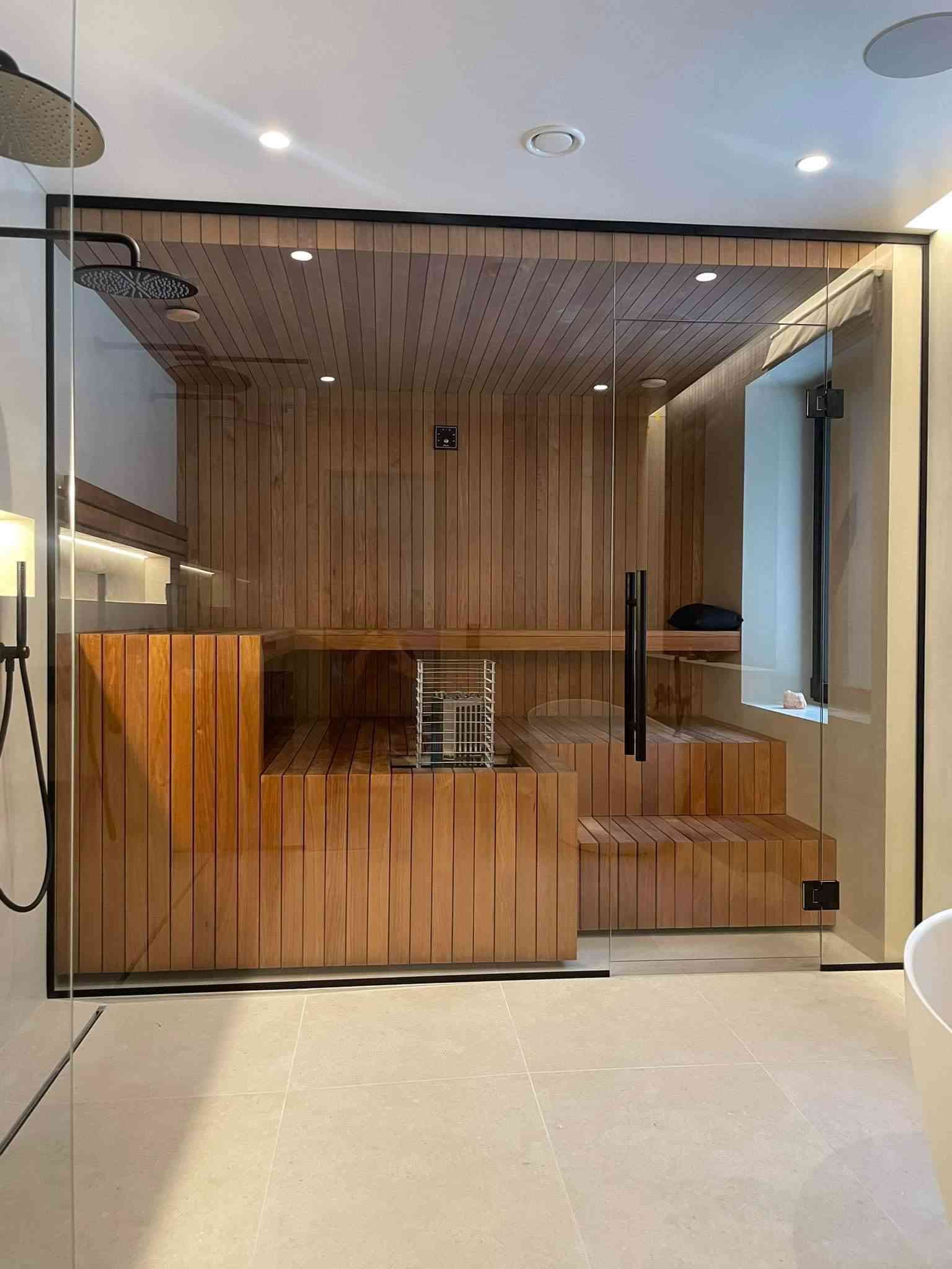 Sauna klaassein  - eriti kirgas klaas, harjatud pronks furntiuur. sauna klaassein sauna klaasseinad