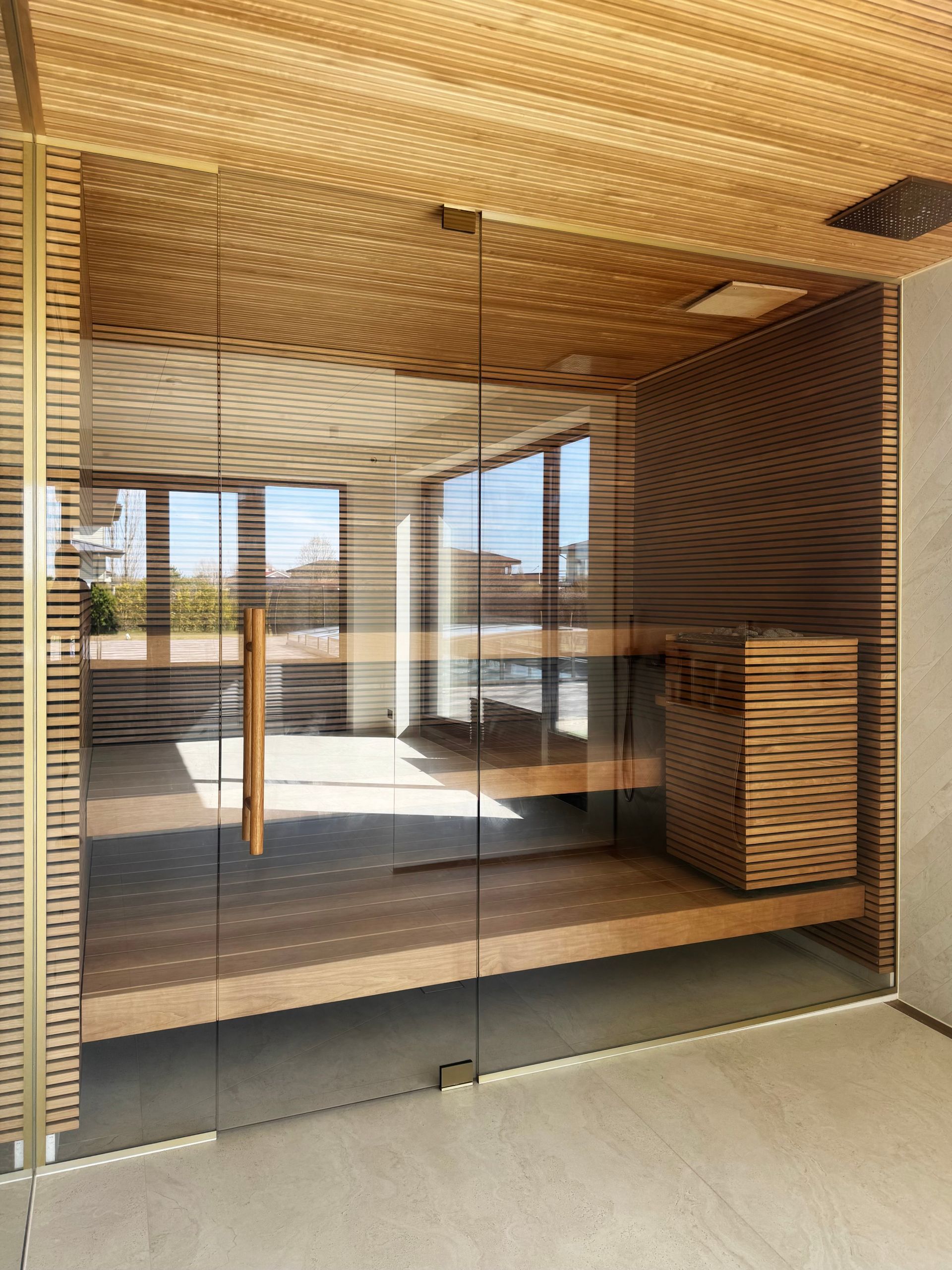 Sauna klaassein  - eriti kirgas klaas, harjatud pronks furntiuur. sauna klaassein sauna klaasseinad