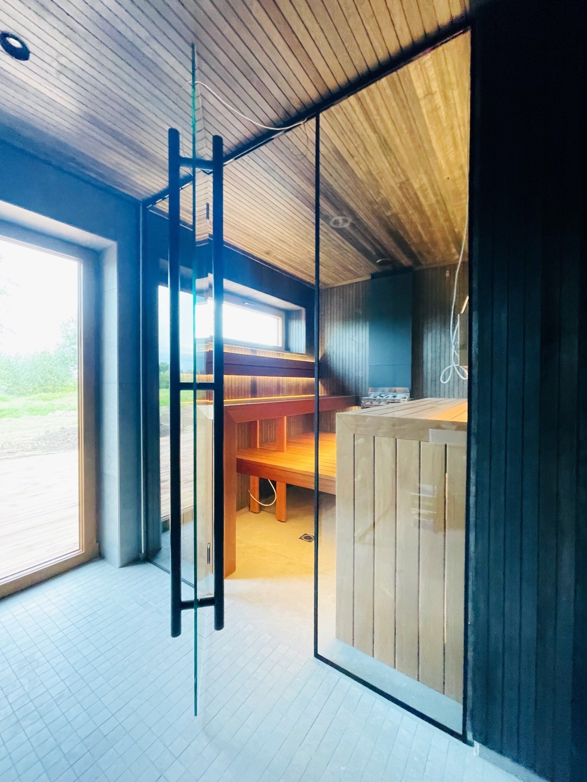 sauna klaassein kirgas klaas must raam. sauna klaasseinad pärnu, sauna klaasuks Tartu, sunaklaassein sauna klaasuks Haapsalu. Sauna klaasuksed, aurusauna klaasseinad