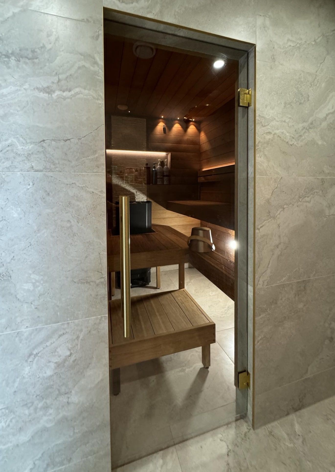 Sauna klaasuks - kirgas klaas, harjatud kuldne furnituur