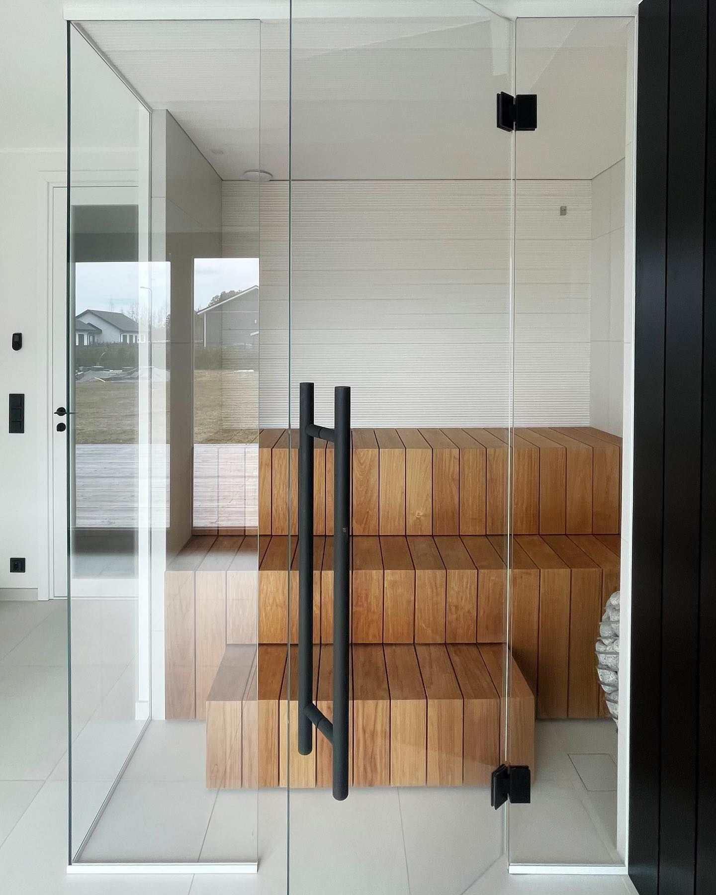 sauna klaassein klaasuksed saunauks eriti kirgas klaas, matt valge profiil ja furnituur