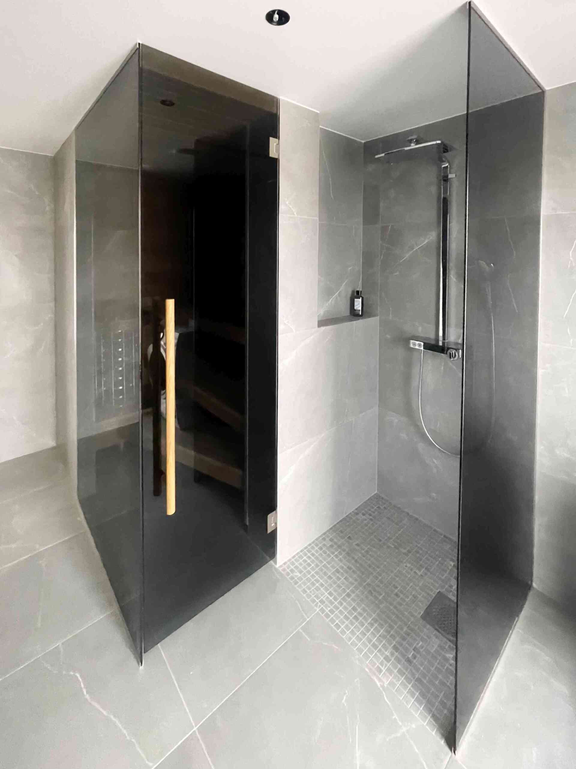 Sauna klaassein uksega - hall klaas. sauna klaasseinad pärnu, sauna klaasuks Tartu, sunaklaassein sauna klaasuks Haapsalu. Sauna klaasuksed, aurusauna klaasseinad