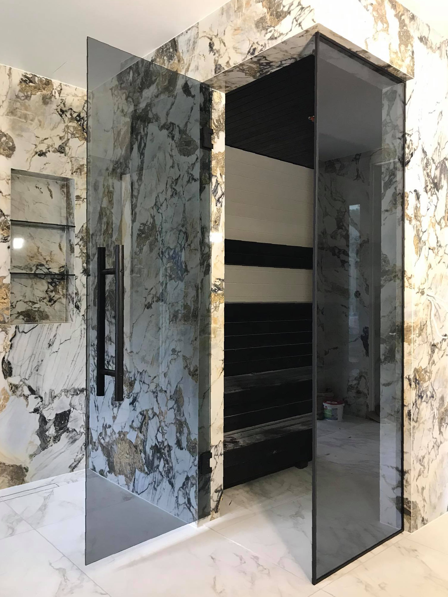 sauna klaassein - hall klaas, pärnu. sauna klaasseinad pärnu, sauna klaasuks Tartu, sunaklaassein sauna klaasuks Haapsalu. Sauna klaasuksed, aurusauna klaasseinad