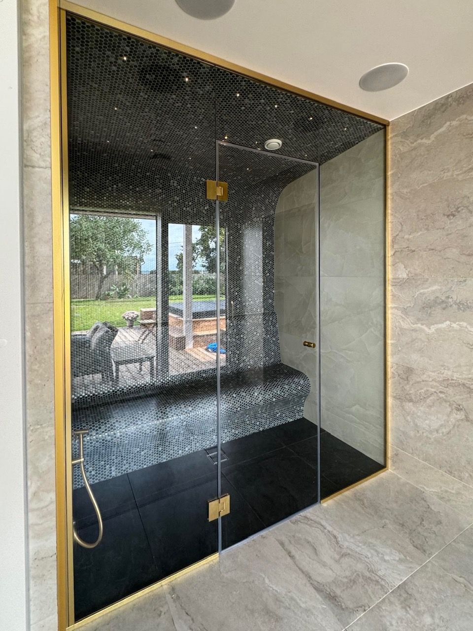 Aurusauna klaassein - kirgas klaas ja harjatud kudlne profiil. sauna klaasseinad pärnu, sauna klaasuks Tartu, sunaklaassein Haapsalu