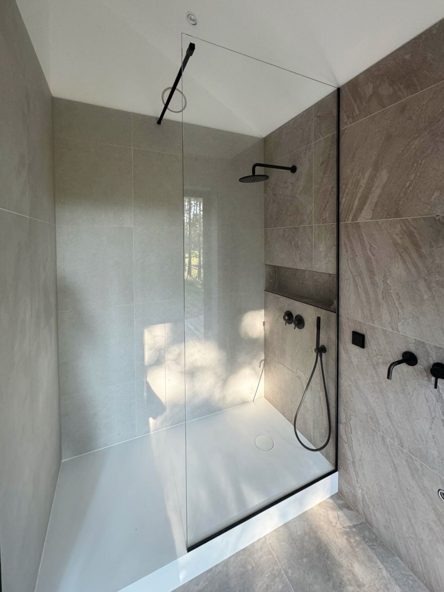 Dušiklaassein tugitoruga - eriti kirgas klaas. dušiseinad, dušiklaasseinad. Dušiseinad pärnus, dušhiseinad Tartus. Dušiklaasid