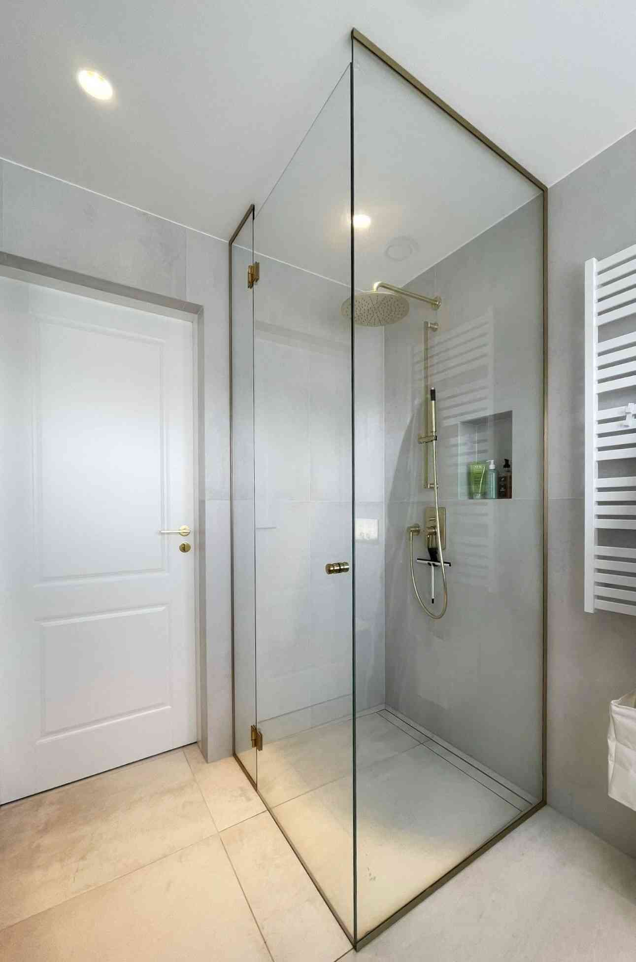 Dušinurk - kirgas klaas, harjatud kuld/messing furnituur