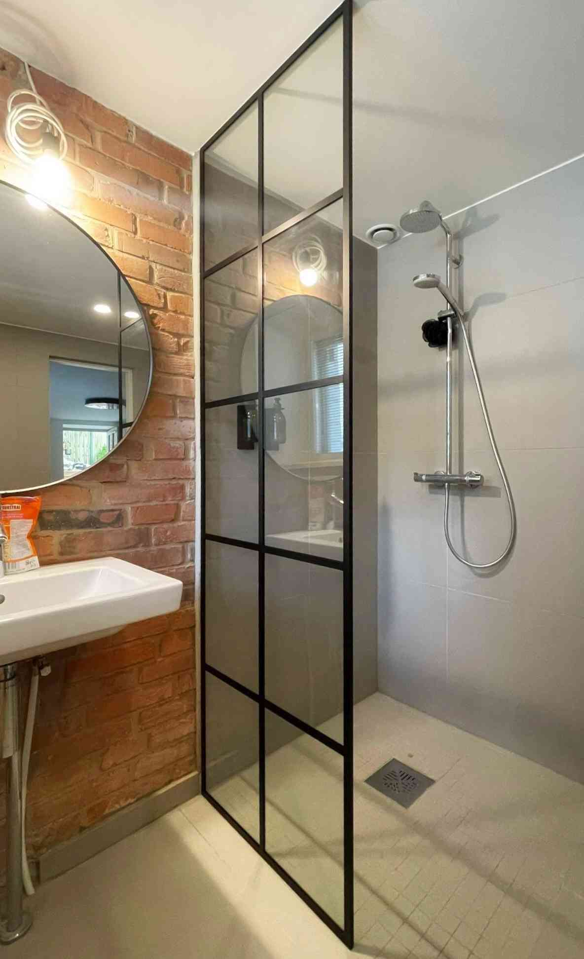 Dušisein must ruudustik, metallraam