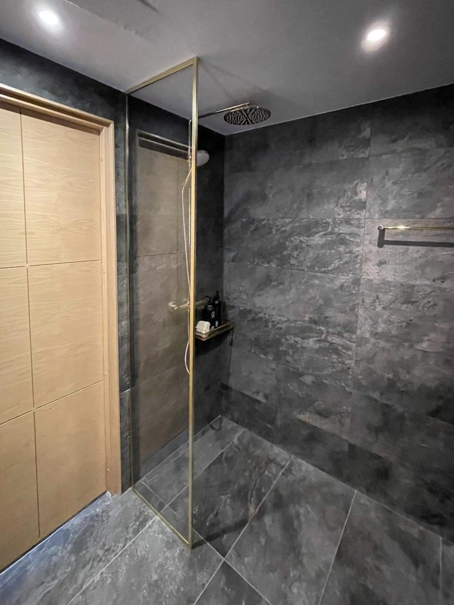 Dušisein kuldne raamistus