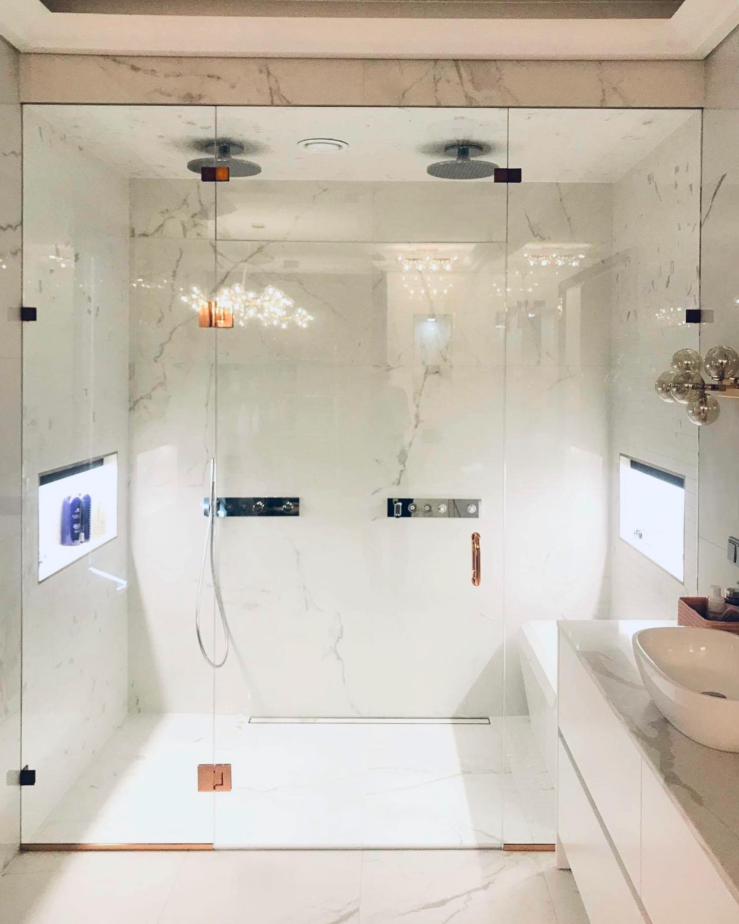 Dušisein uksega pronks funrituur