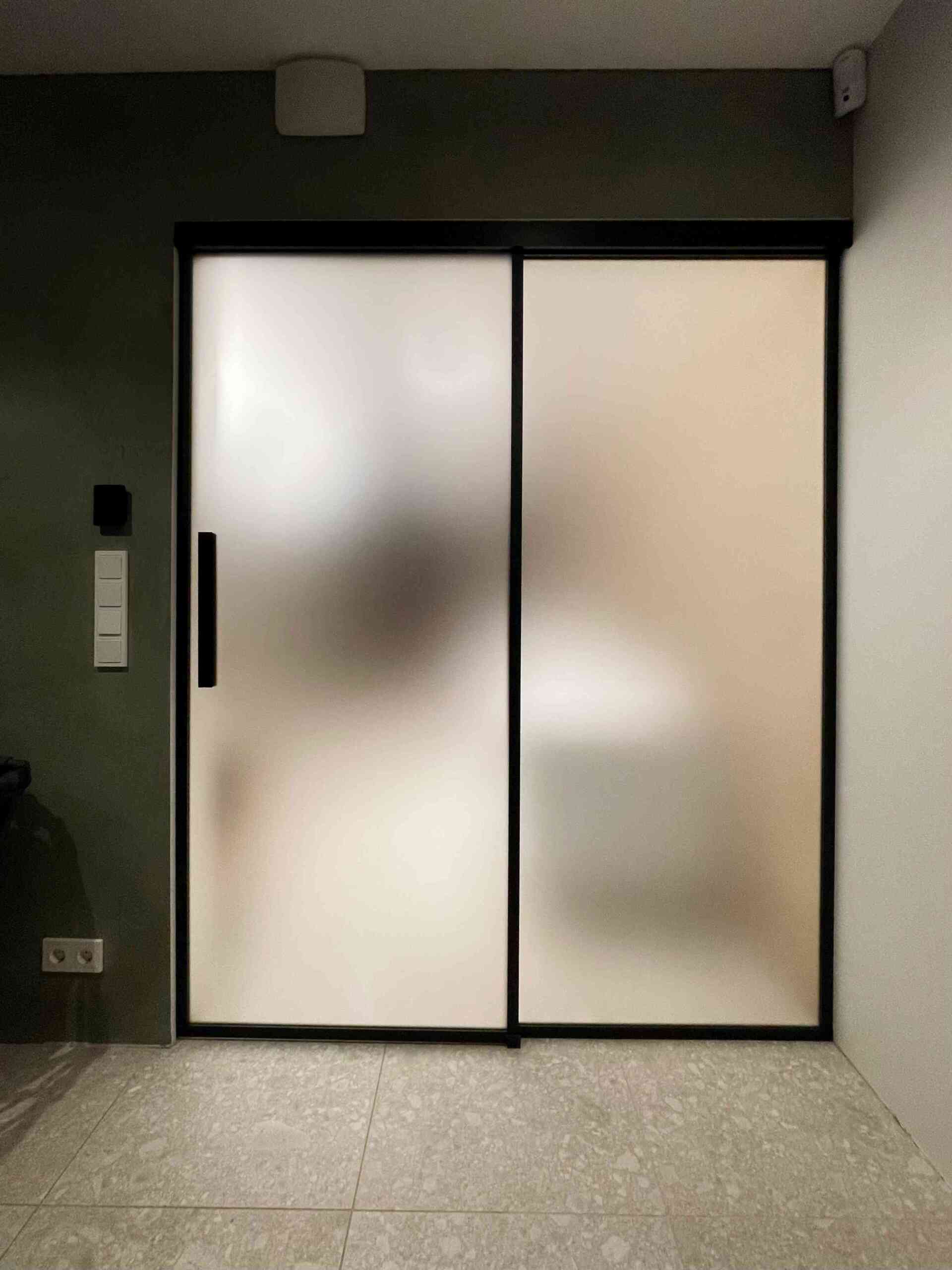 Klaassein liuguksega - optiwhite satiinmatt klaas glassworks