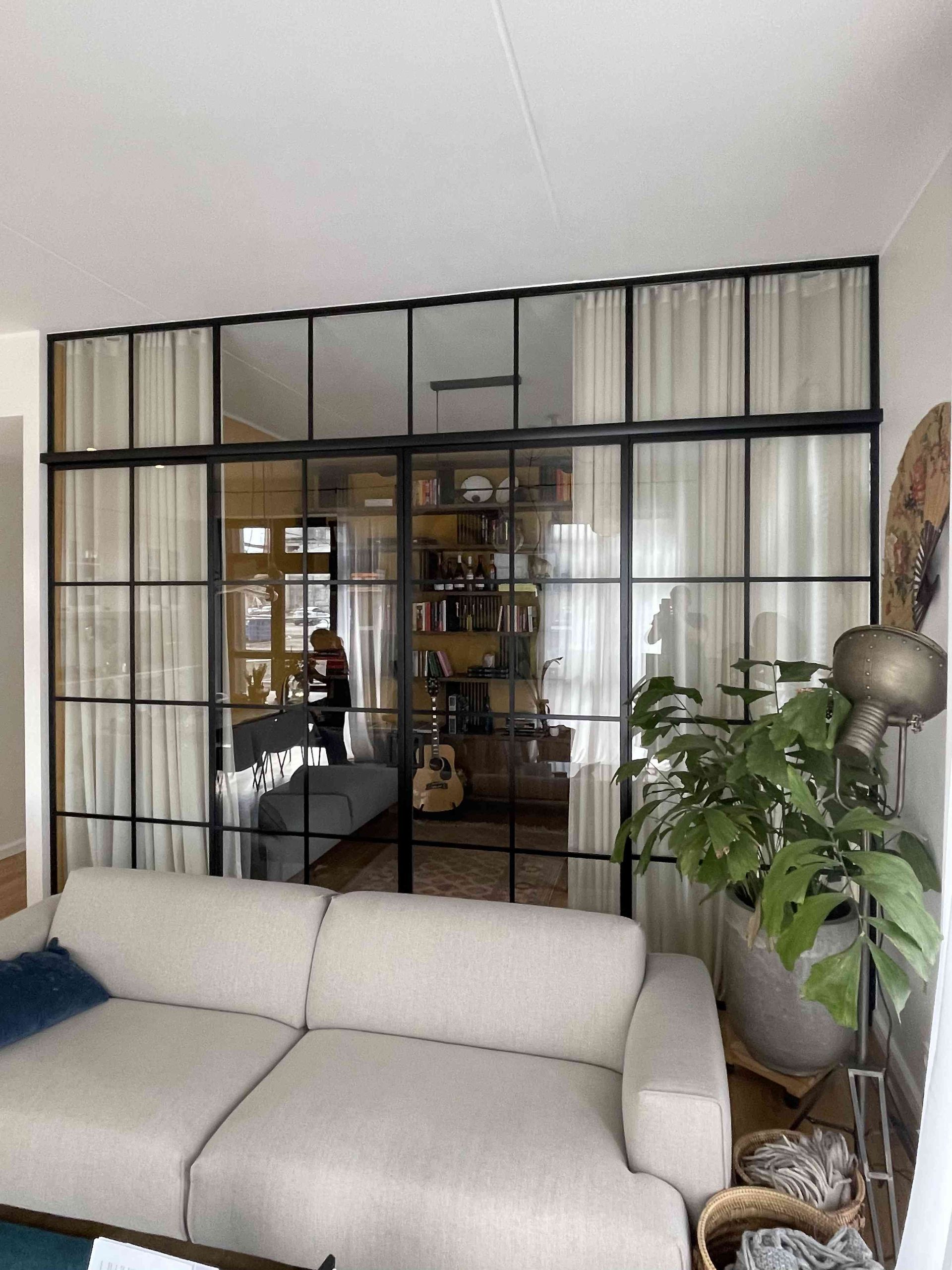 Klaassein liugustega - kirgas klaas, must raamistus ja dekoratiivne ruudustik loft stiil