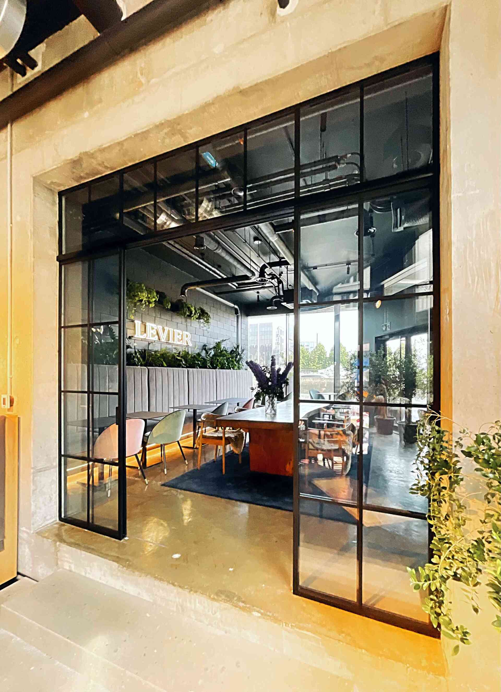 Musta raamiga klaasid ja klaasseinad. klaasseinad, klaassein, klaasvaheseinad, klaasist vaheseinad. Klaasseinad, klaasist sein. Klaassein klaasuks