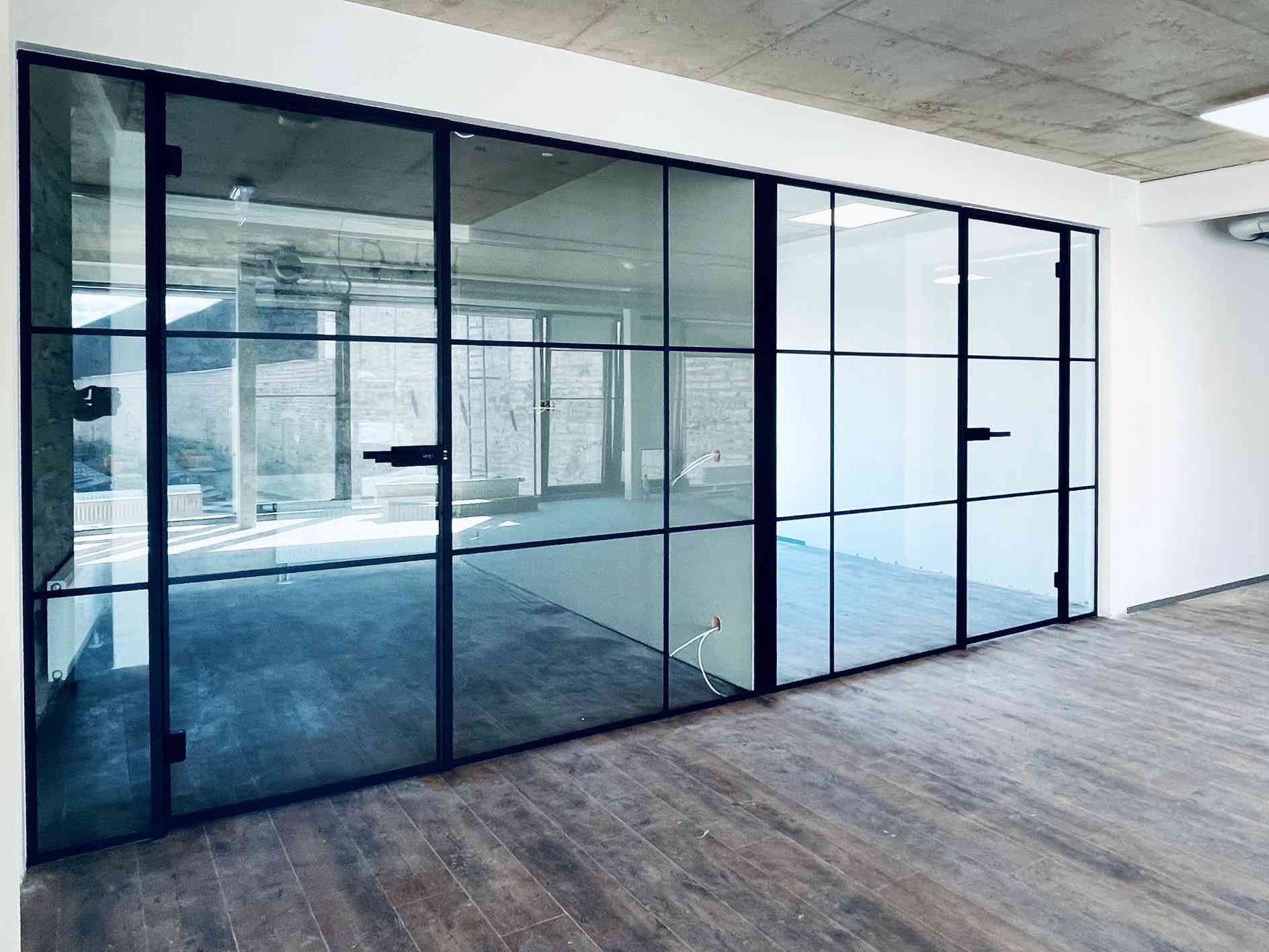 klaassein must raamistus, klaasuks