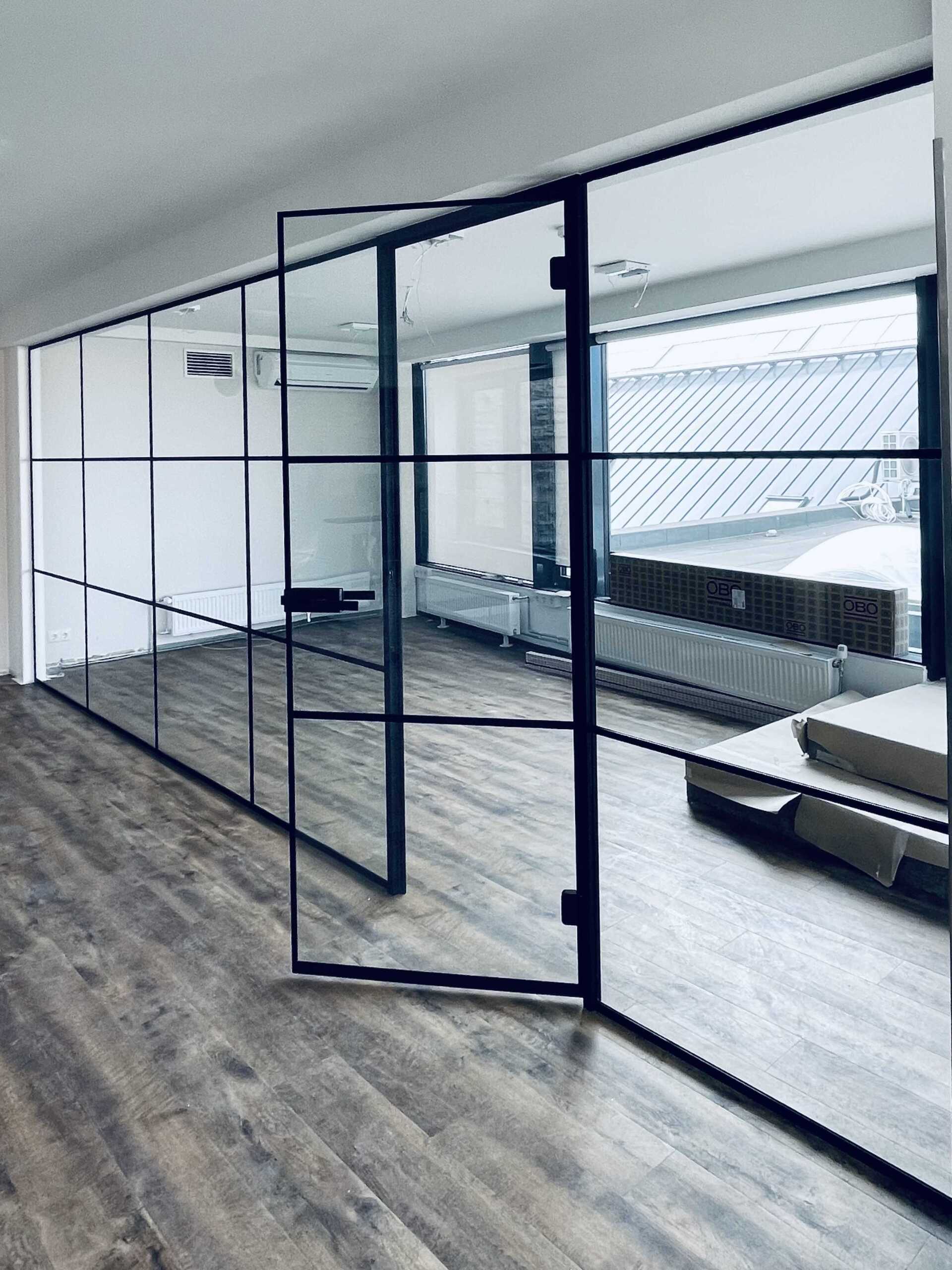 klaassein must raamistus, klaasuks