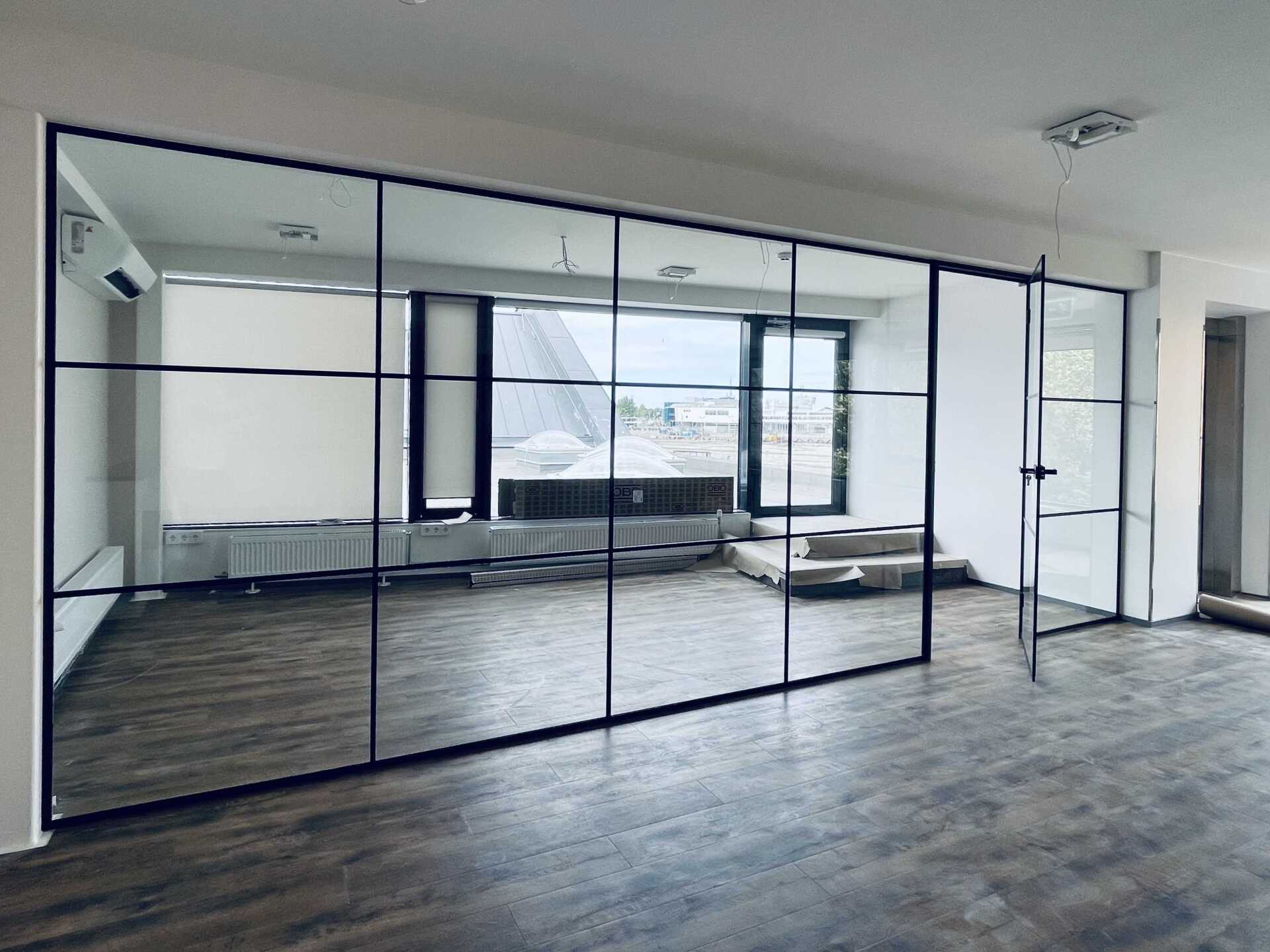 klaassein must raamistus, klaasuks