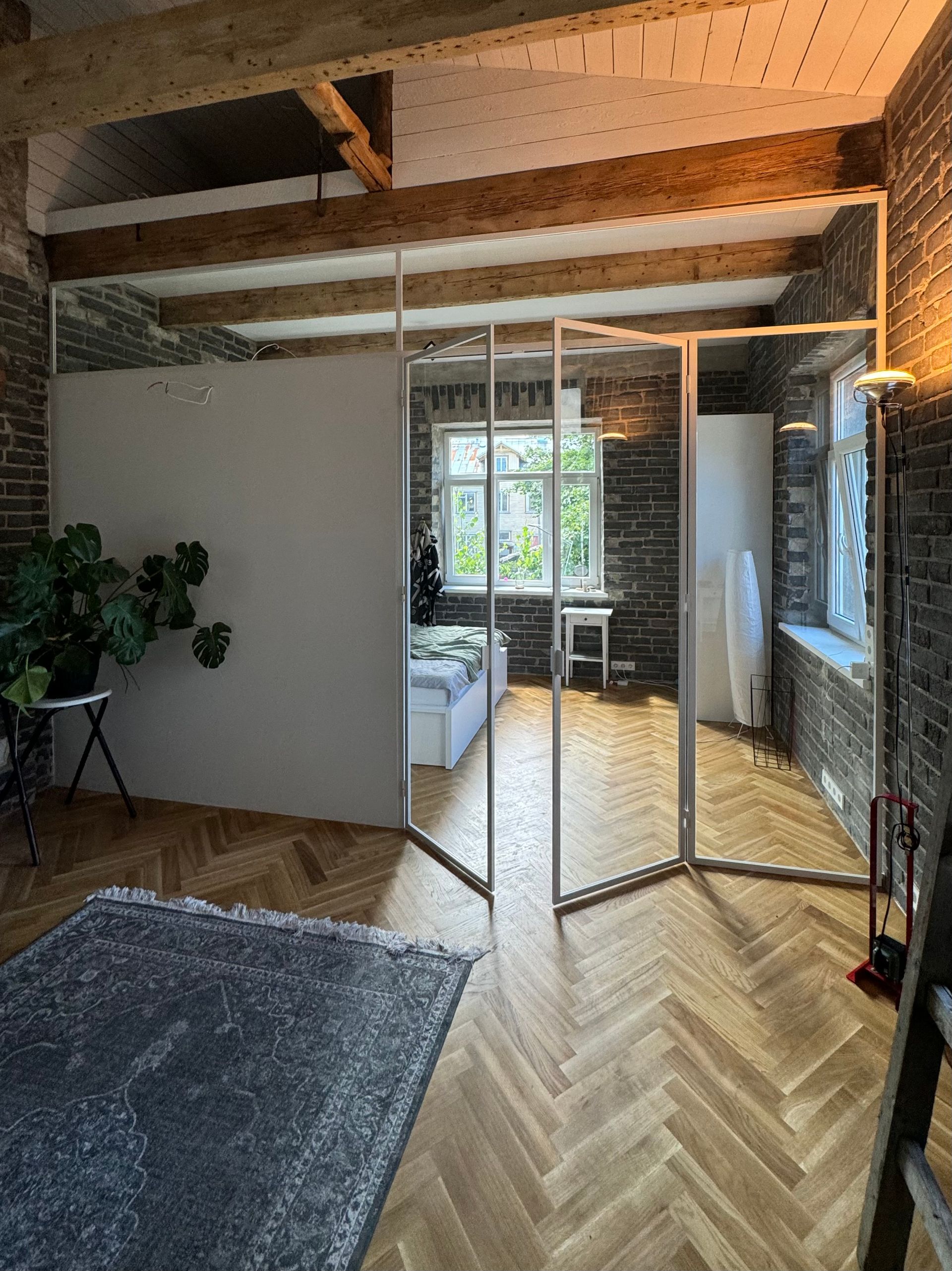 klaassein must raamistus, klaasuks. klaasseinad, klaassein, klaasvaheseinad, klaasist vaheseinad. Klaasseinad, klaasist sein. Klaassein klaasuks