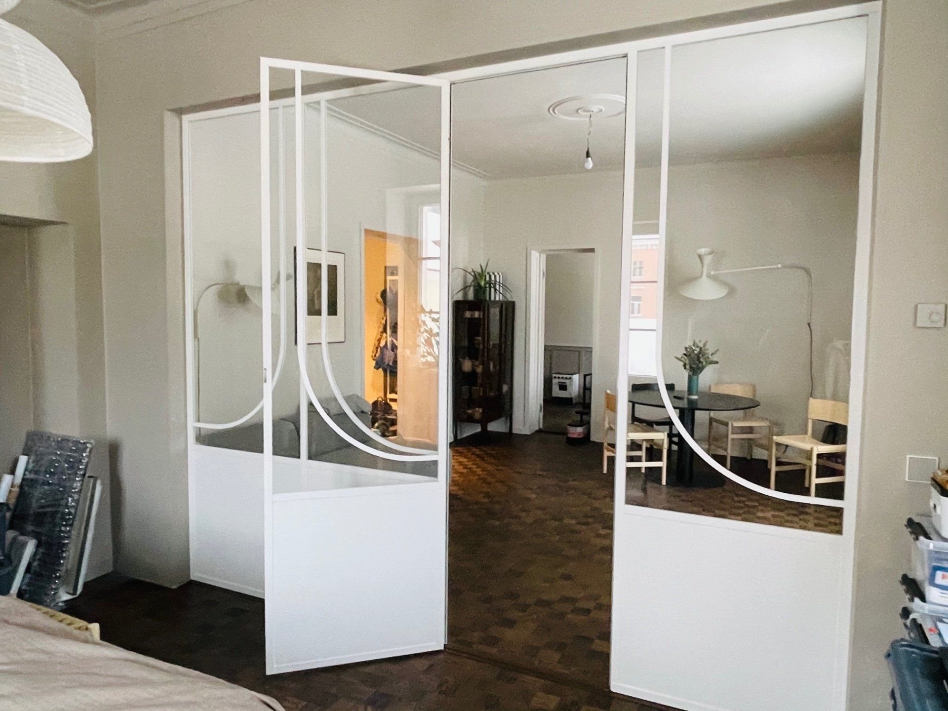 Klaassein valges raamis, klaasuks