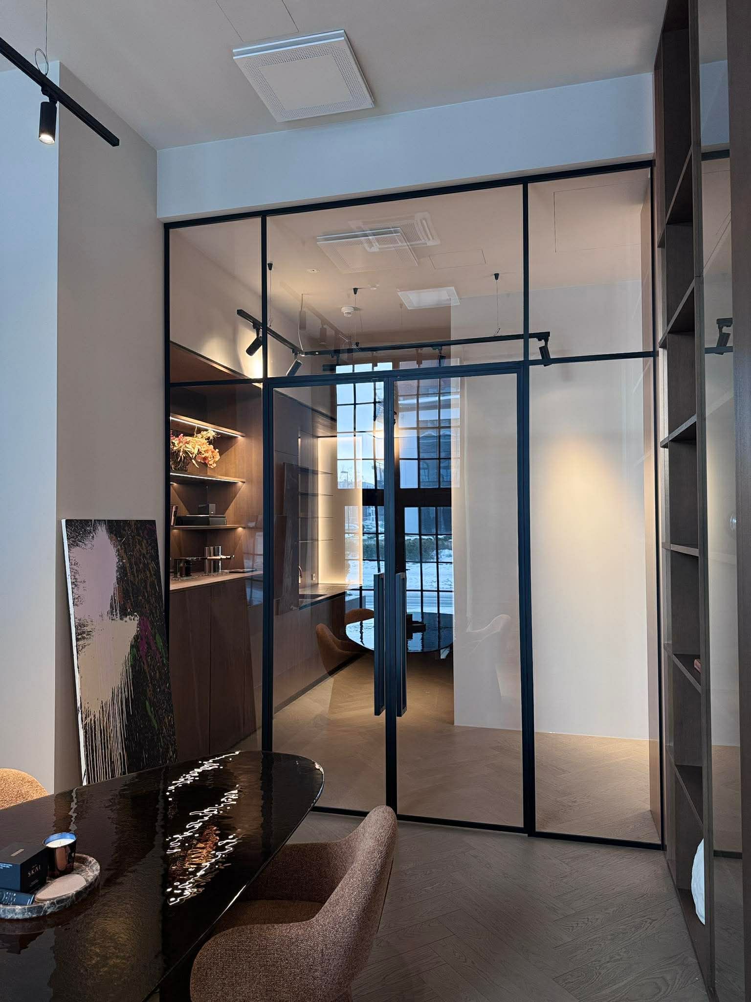 klaassein must raamistus, klaasuks laineklaas