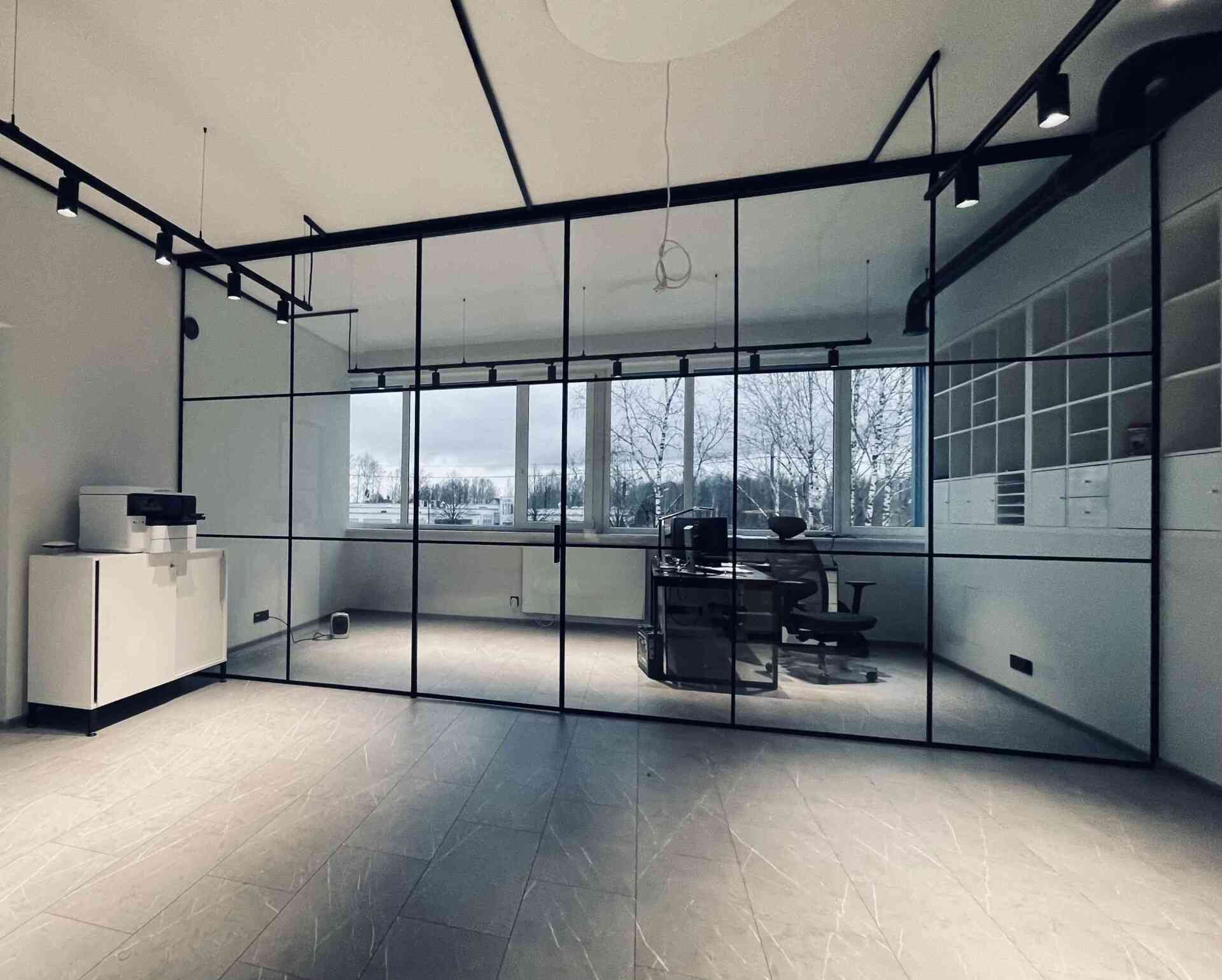 klaasliuguks must raam kirgas klaas