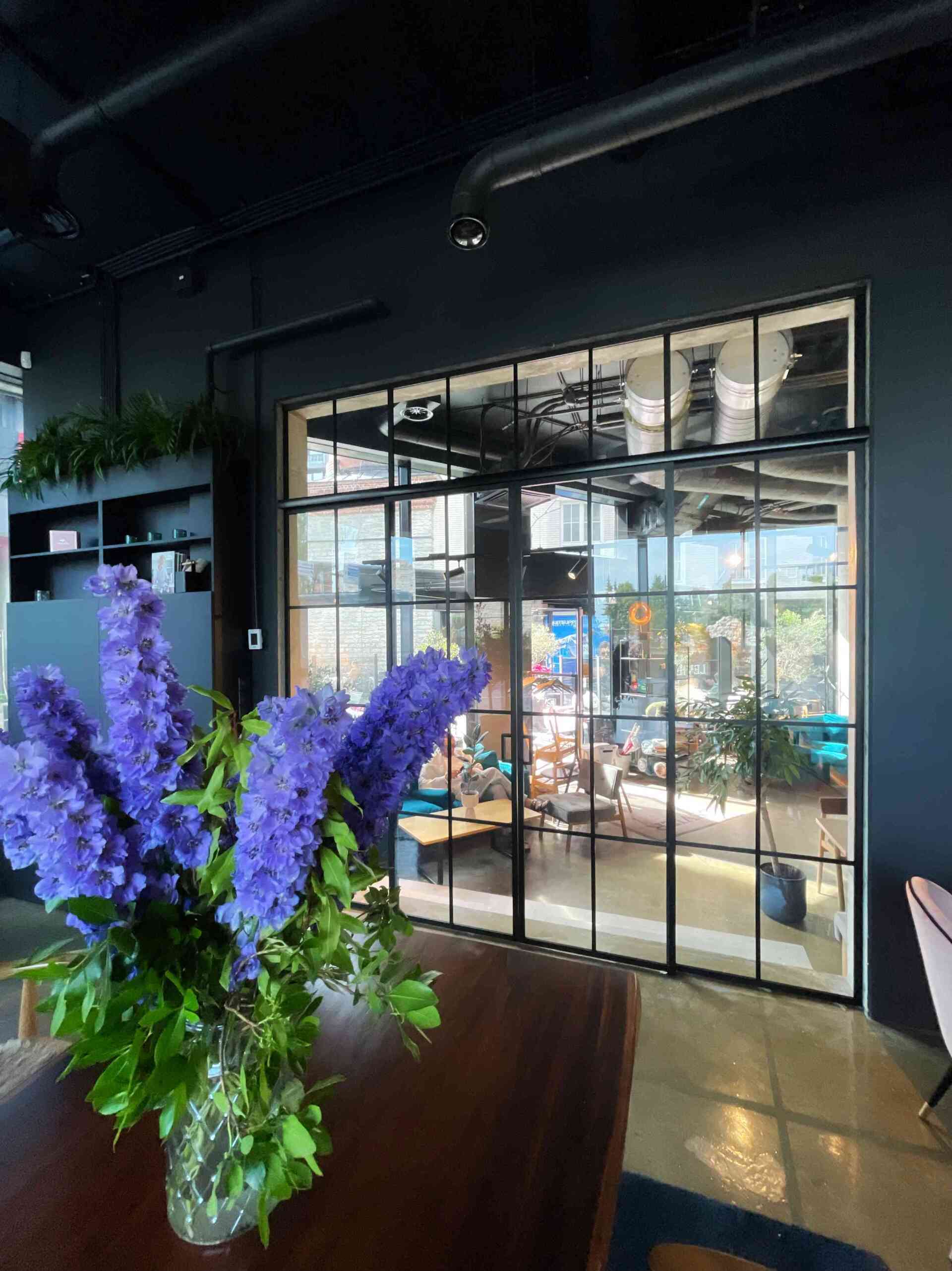 Musta raamiga klaasid ja klaasseinad