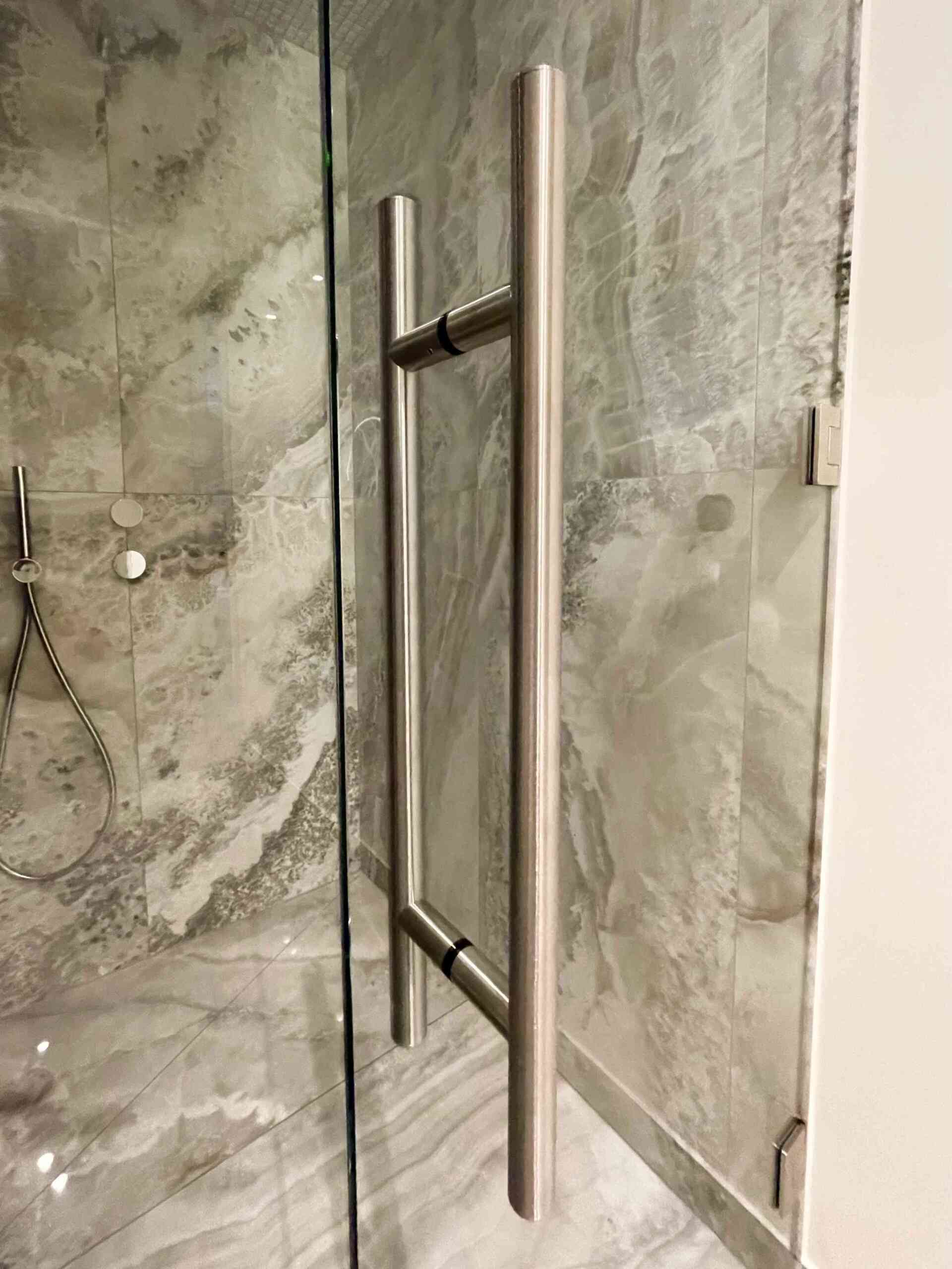 Klaasseina furnituur