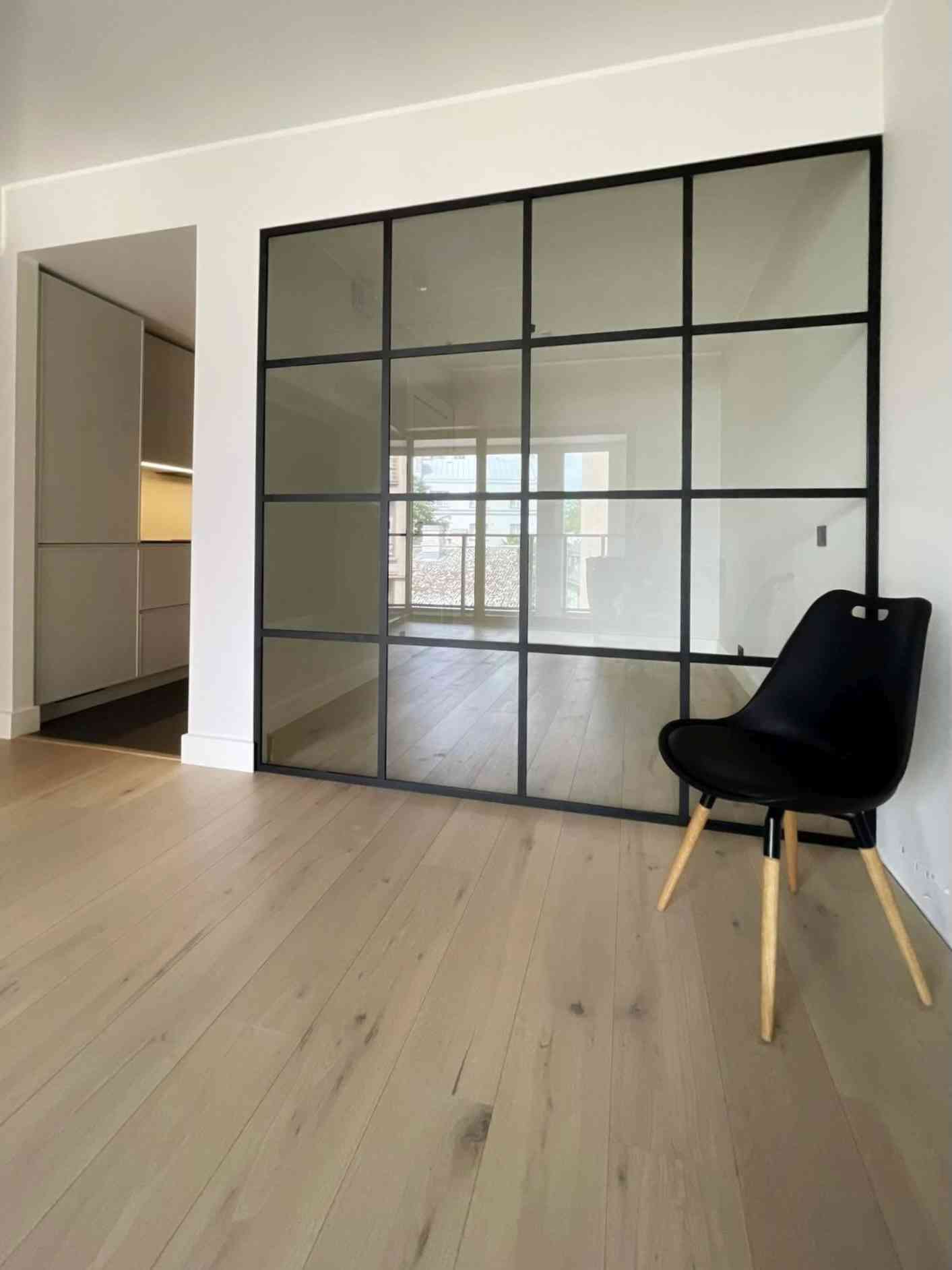 Klaasvahesein klaassein metall raamis ja ruudustikuga