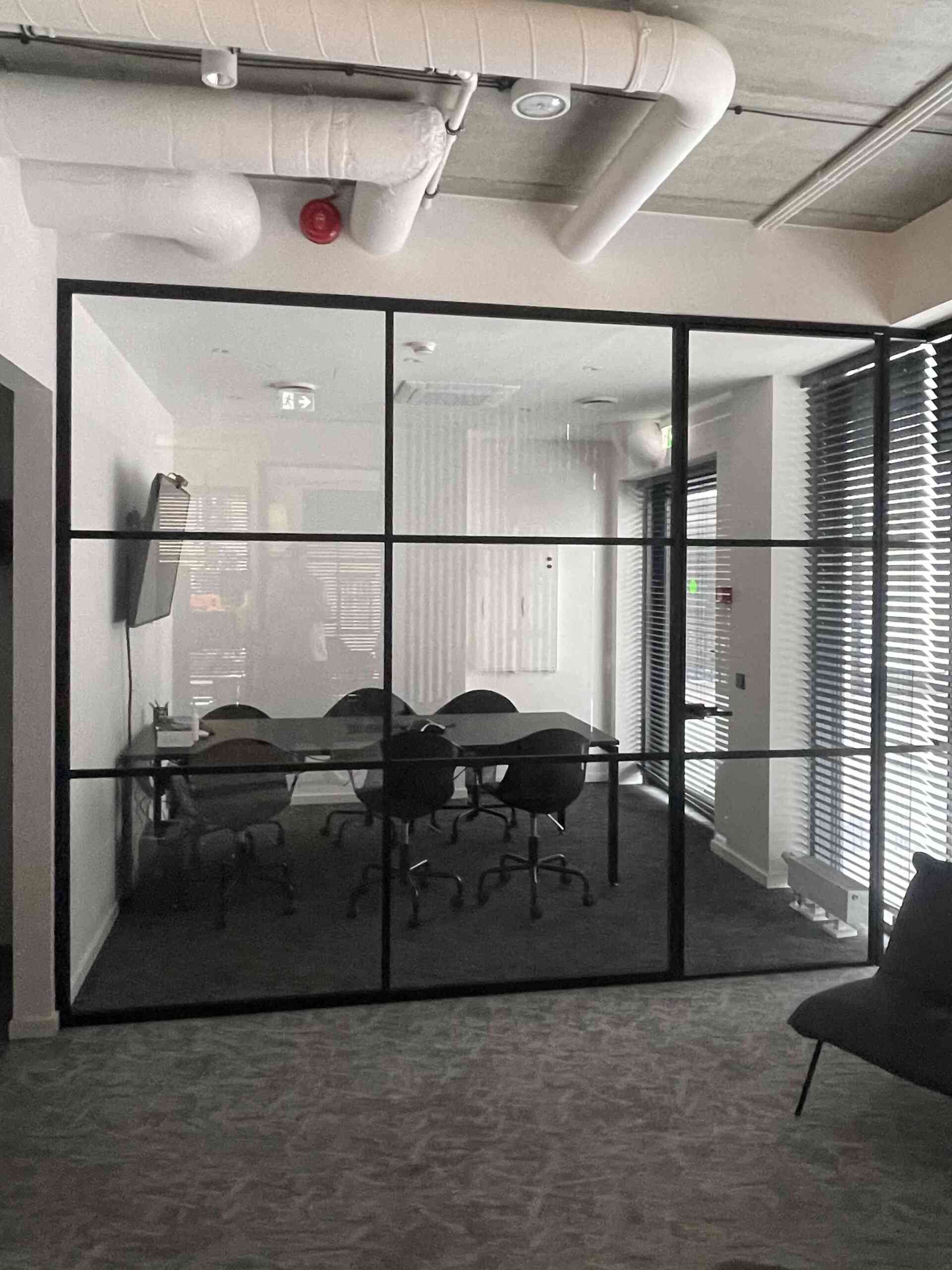 klaasseinad, kontoris_ must raamistus ja ruudustik