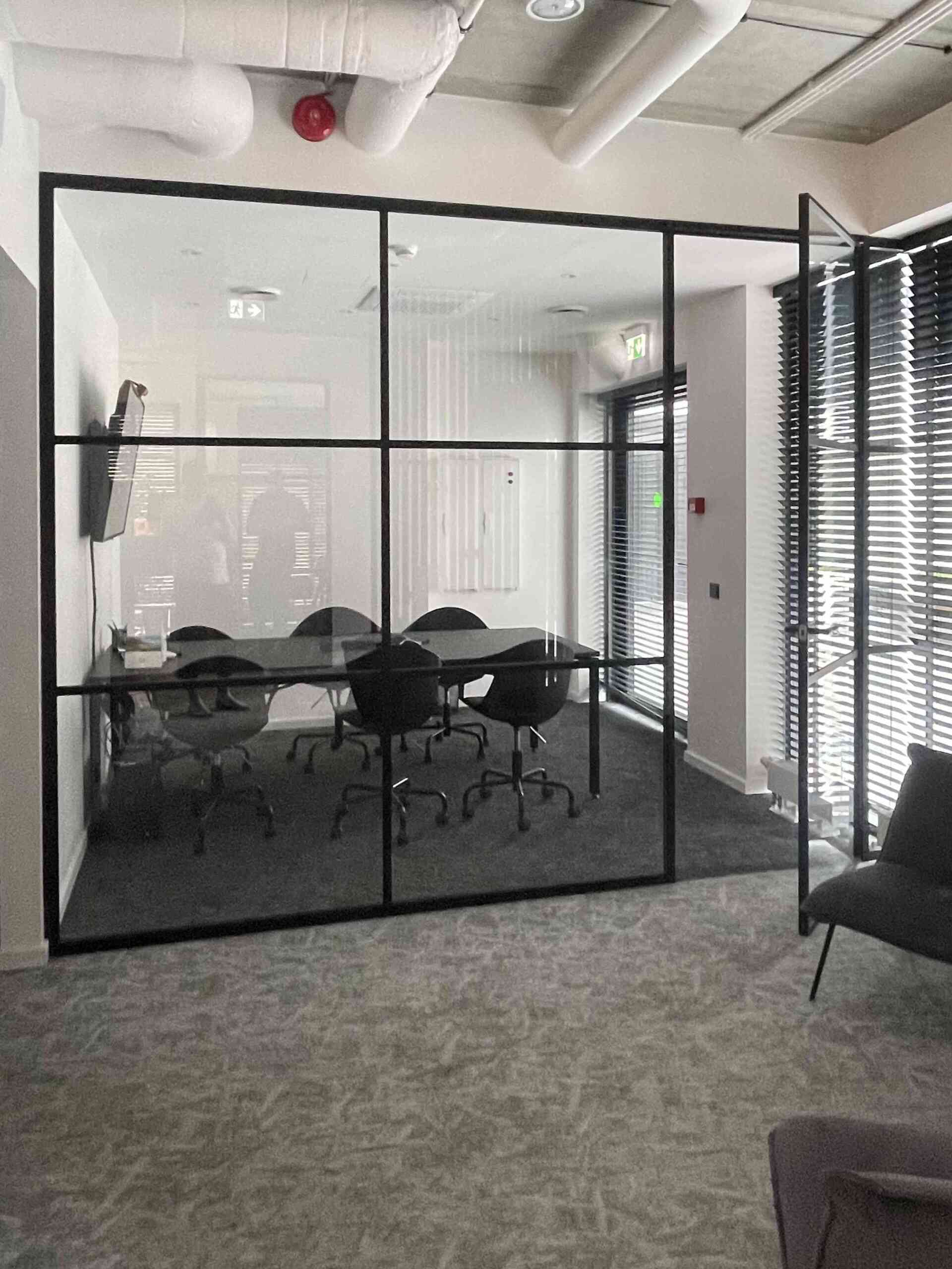 klaassein äripinnal, kontoris, mustas raamistuses