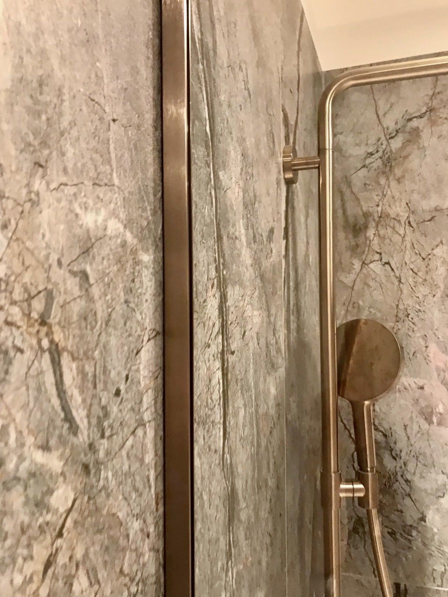 harjatud pronks profiil