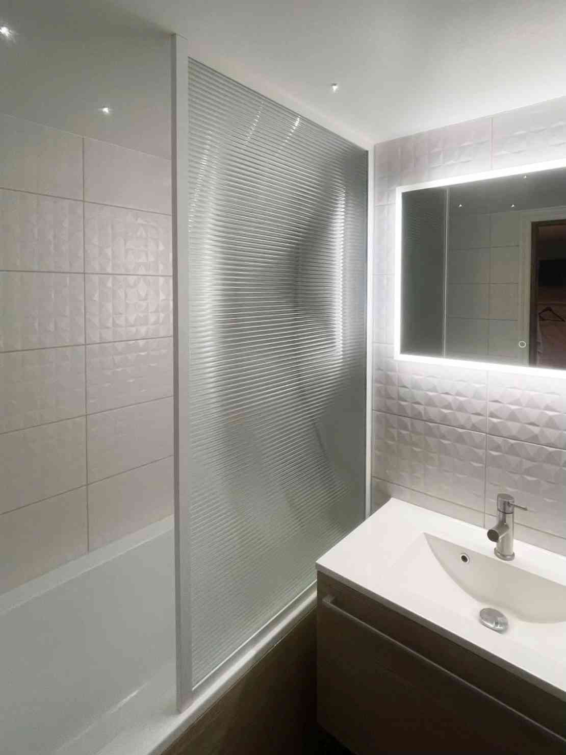 Vannisein valge raamiga - laineklaas