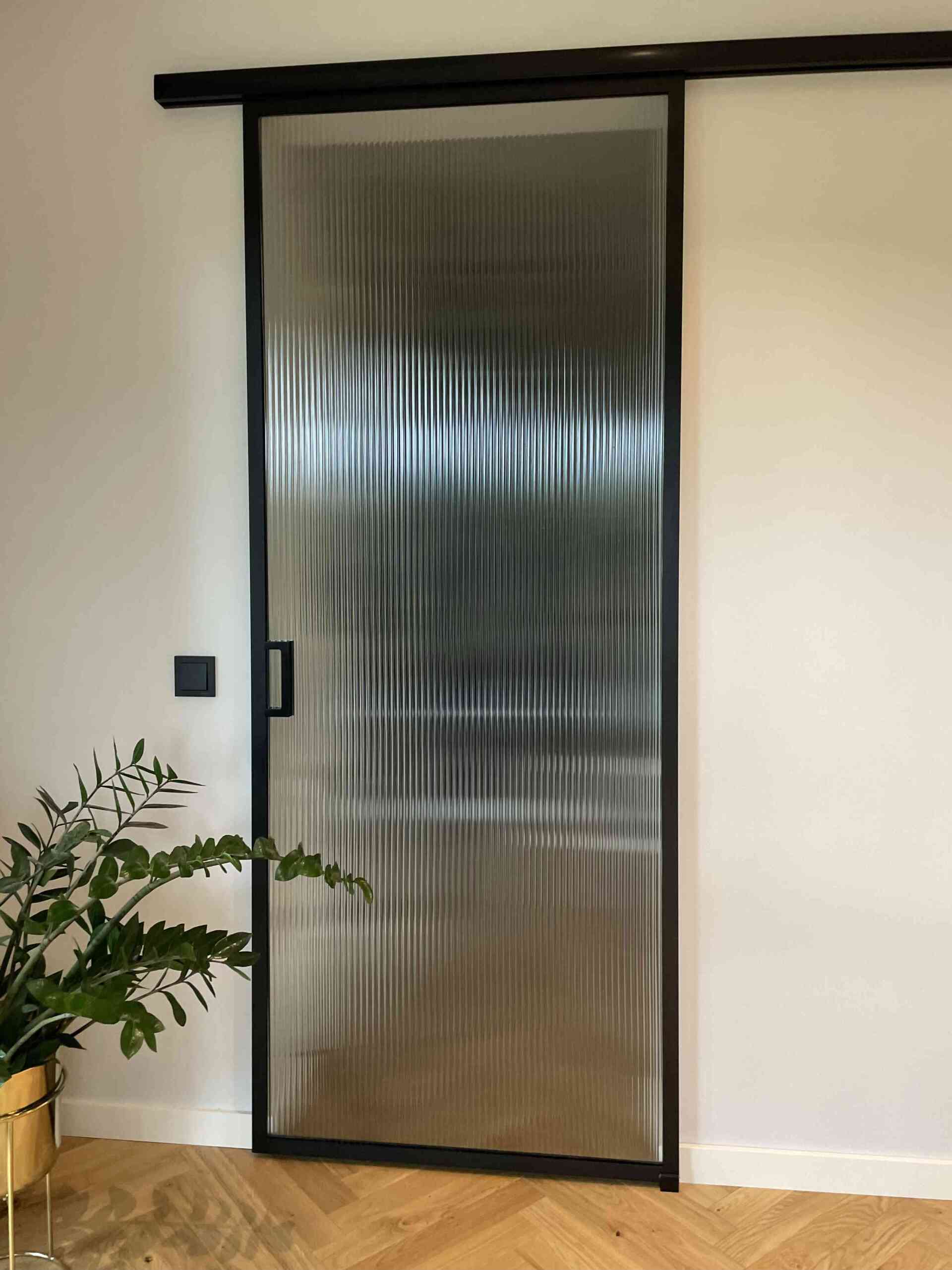 klaasliuguks must raam laineline klaas