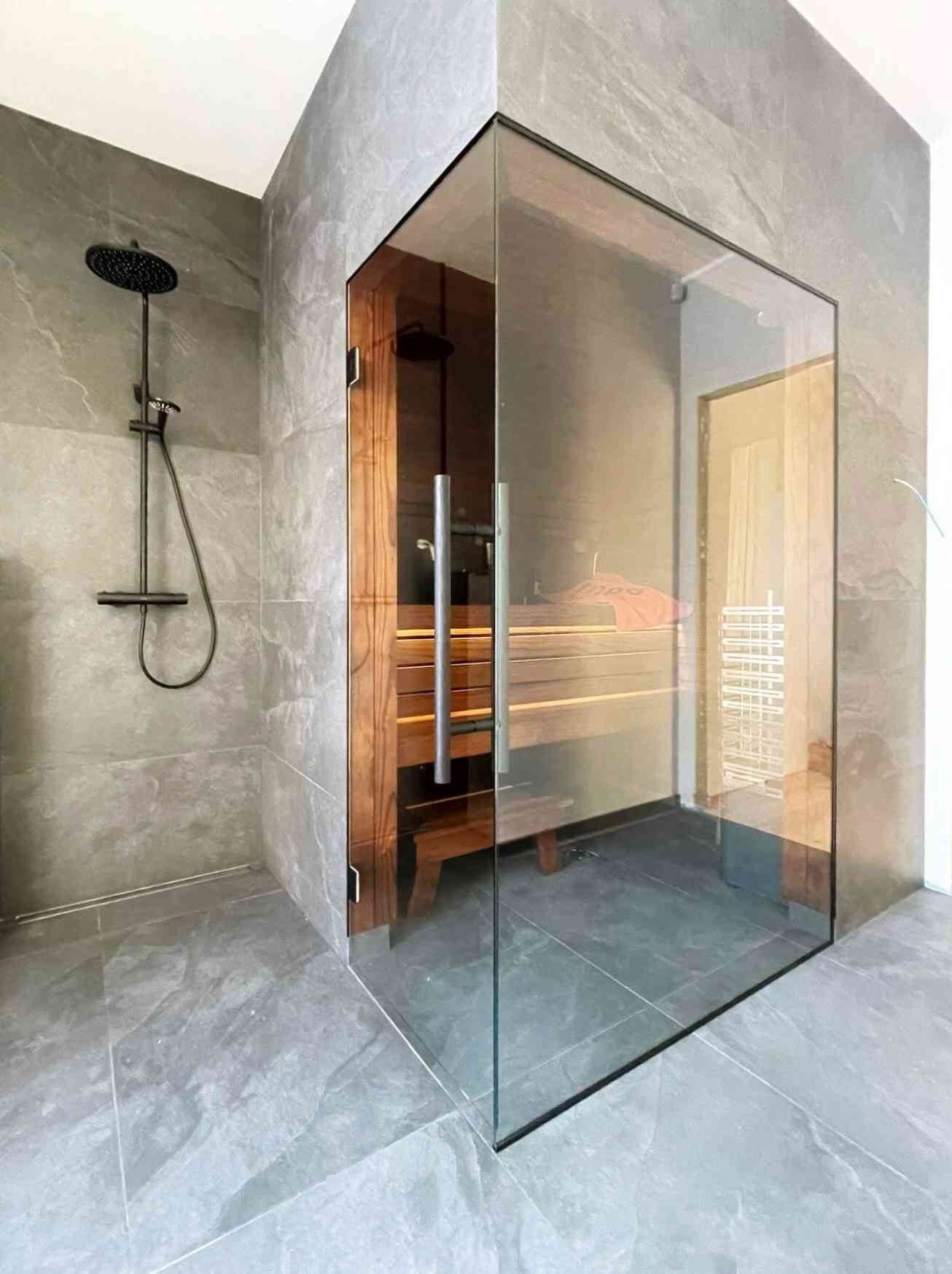 sauna klaassein kirgas klaas must raam. sauna klaasseinad pärnu, sauna klaasuks Tartu, sunaklaassein sauna klaasuks Haapsalu. Sauna klaasuksed, aurusauna klaasseinad