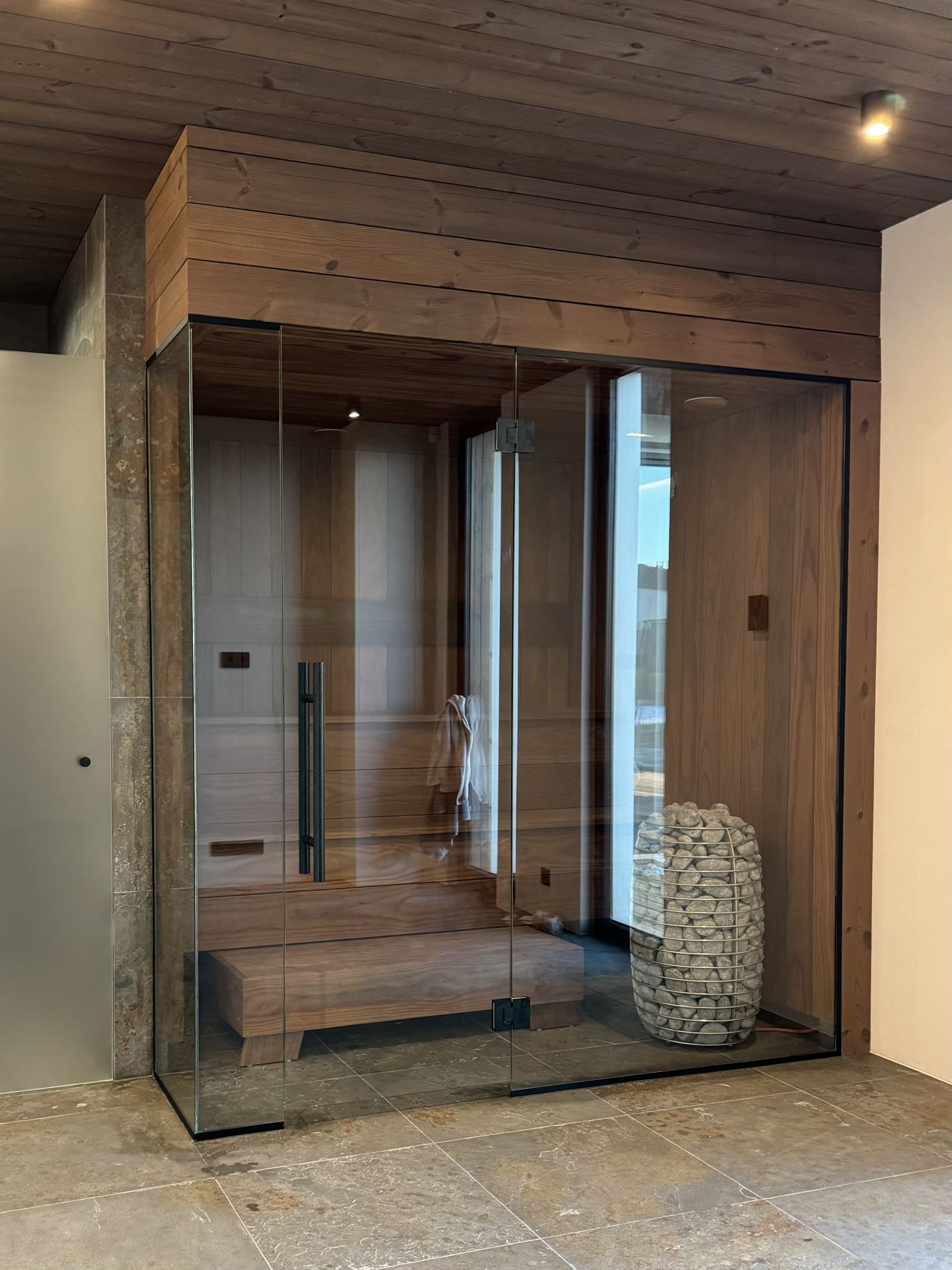 Sauna klaassein nurgaga - eriti kirgas klaas sauna klaassein sauna klaasseinad, sauna klaasseinad pärnus, sauna klaasuks Tartu