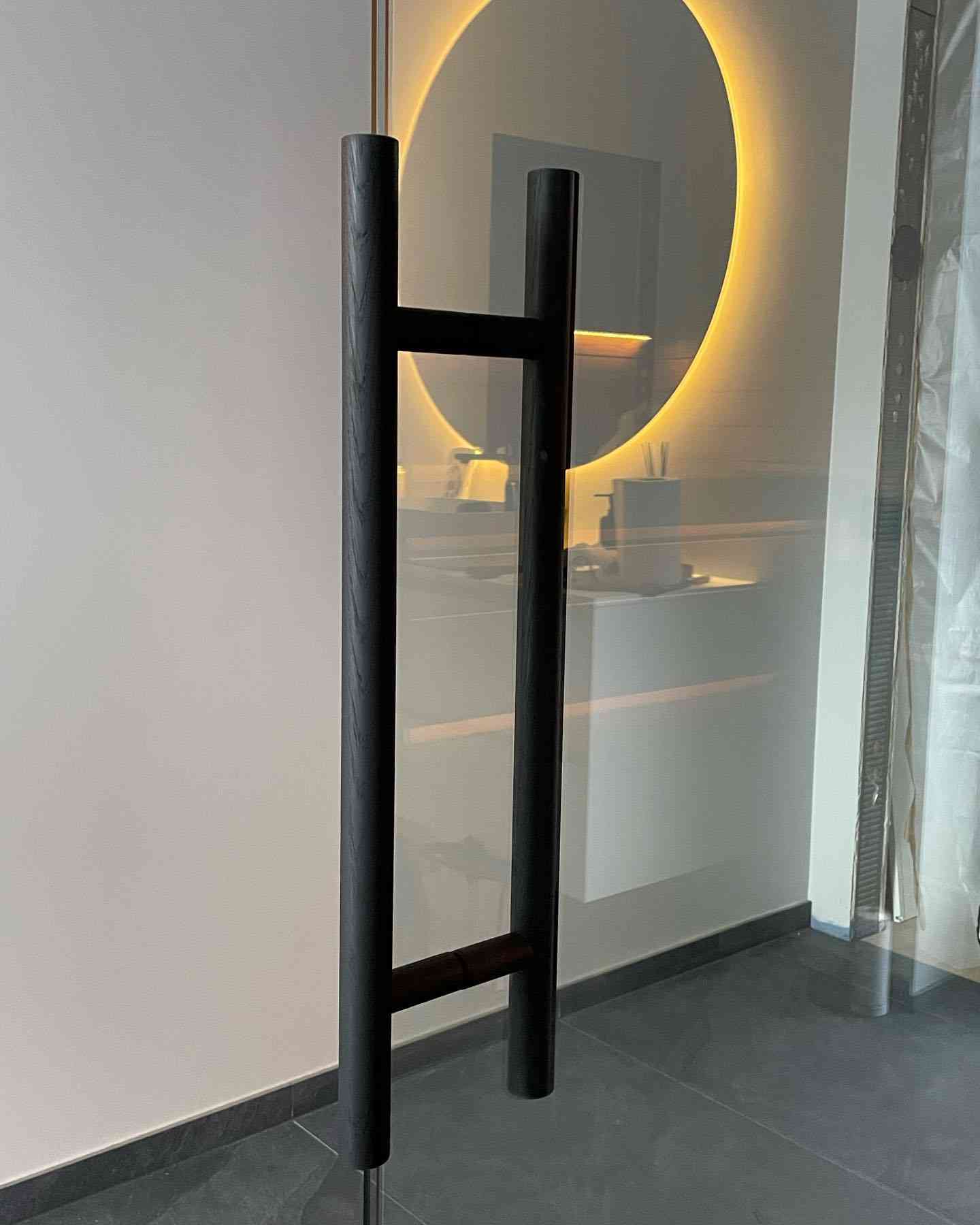 Täispuidust saunaukse käepide - must peits