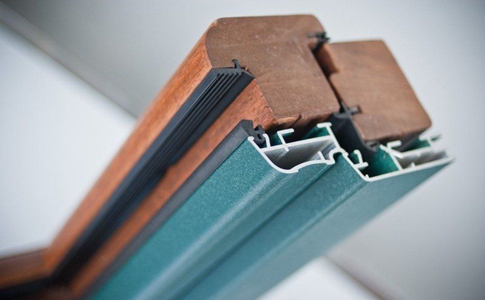 sezione di infissi in alluminio e legno