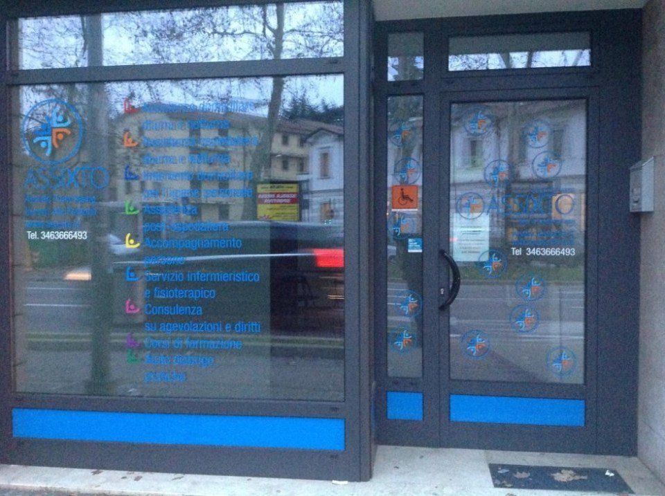 infissi in alluminio per negozio