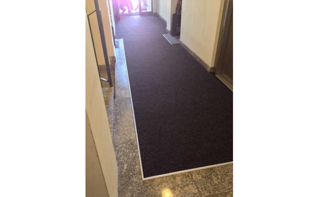 tappeto grigio scuro