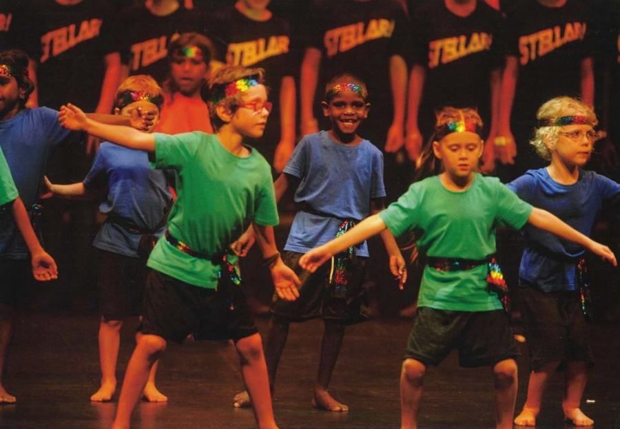 A group of children wearing green and blue shirts with the word stellan on them