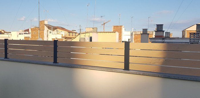 Varias opciones de vallado para terrazas o áticos con pvc imitación madera, la opcion más recomendada por expertos en reformas e interiorismo.