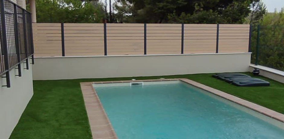 Vallas para piscinas con efecto imitación madera, ancladas al suelo o sobre muro. Para delimitar espacios en jardiones o vallar piscinas