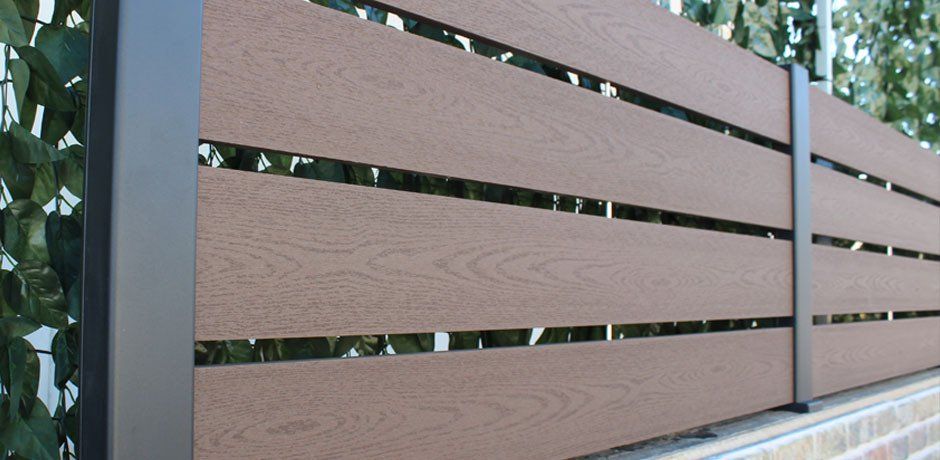 Vallas de madera sintética. El vallado decorativo para exteriores
