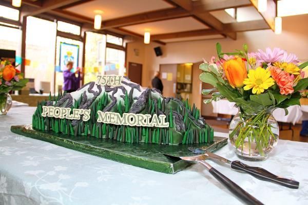 A cake on a table that says people 's memorial
