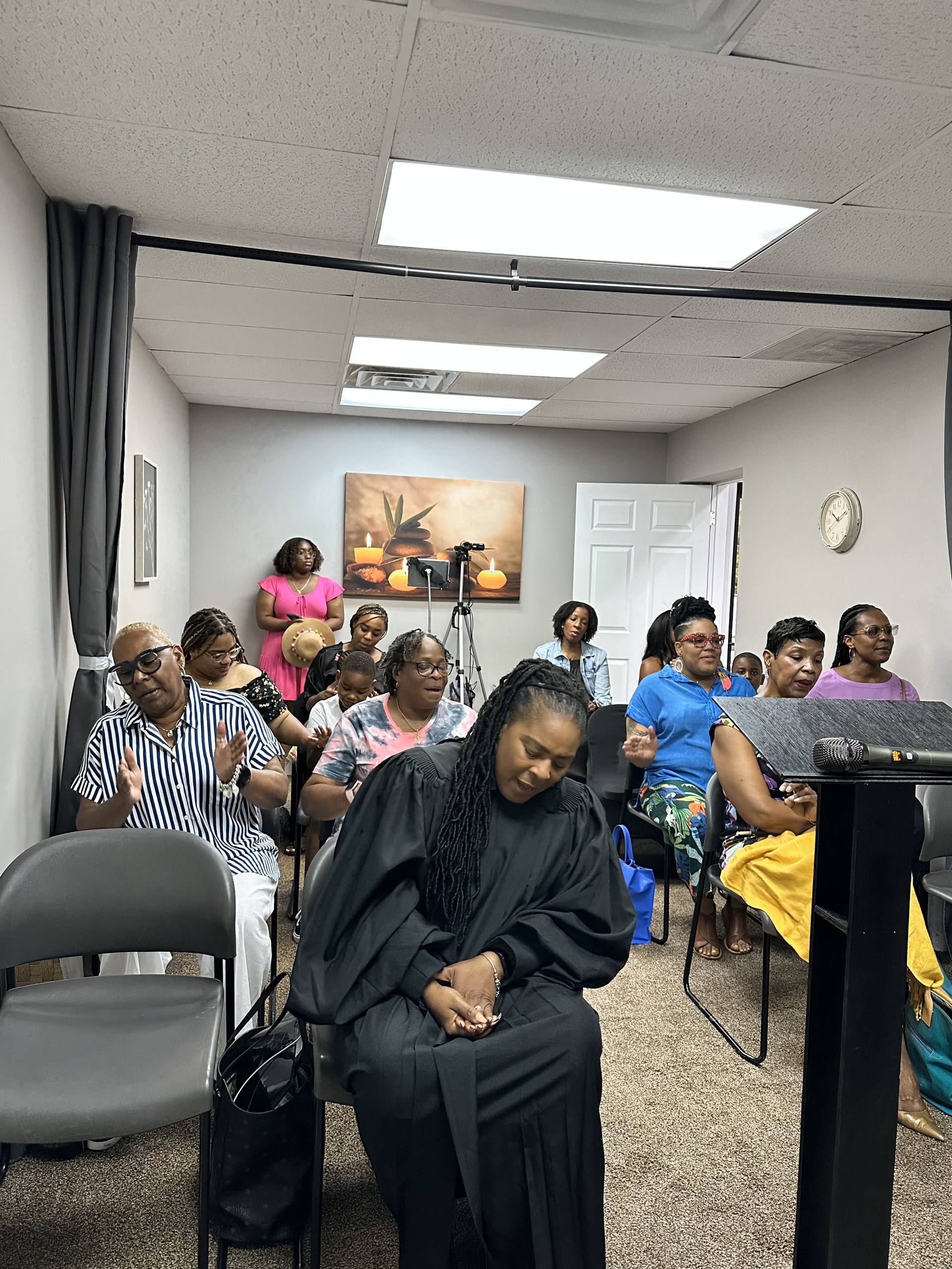 A group of people are sitting in chairs in a room.