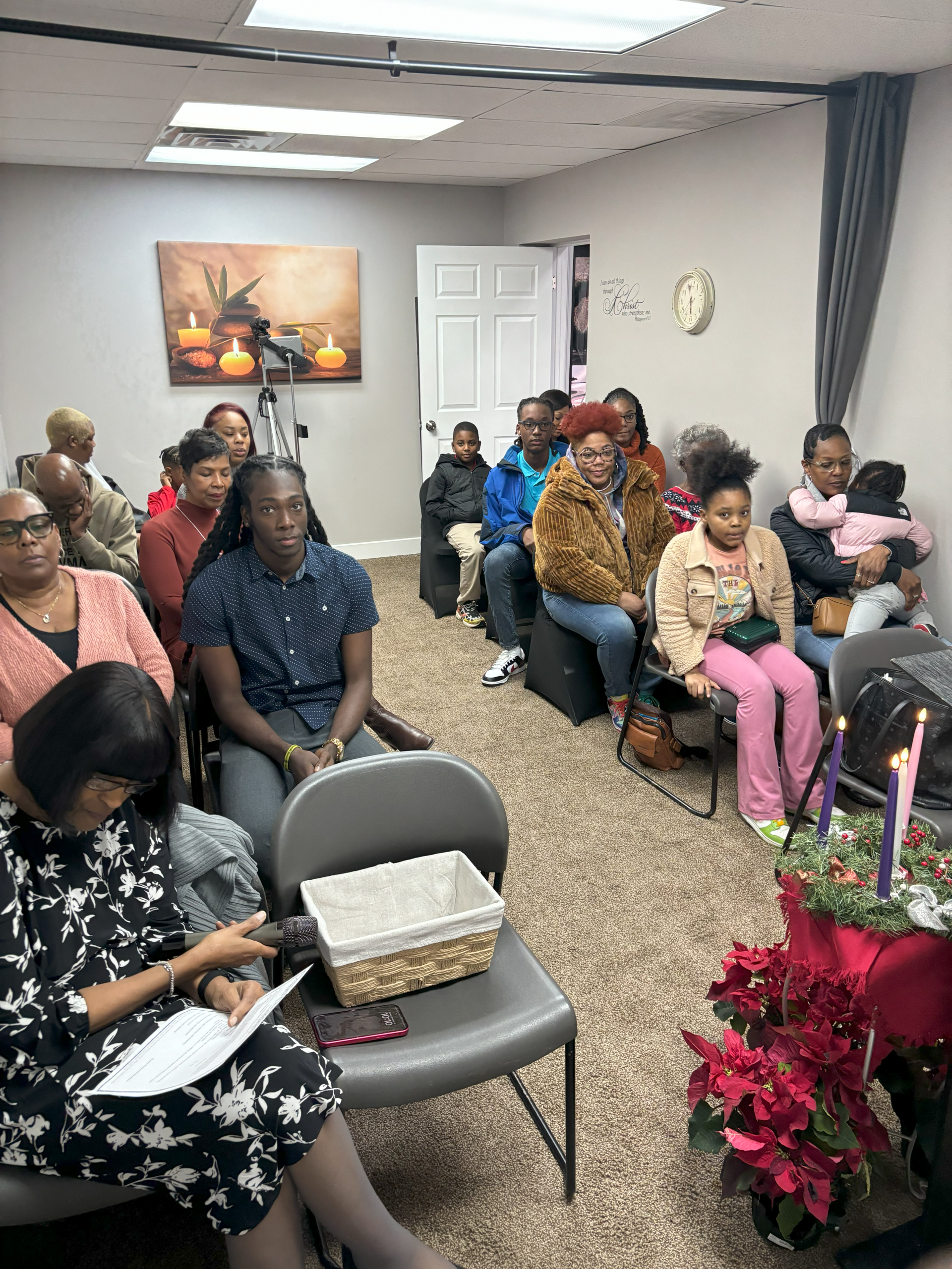 A group of people are sitting in chairs in a room.