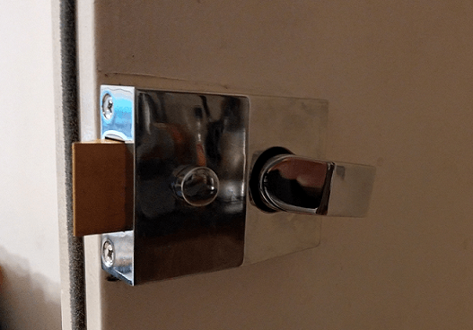 Basic lock/ latch. Yale type front door lock