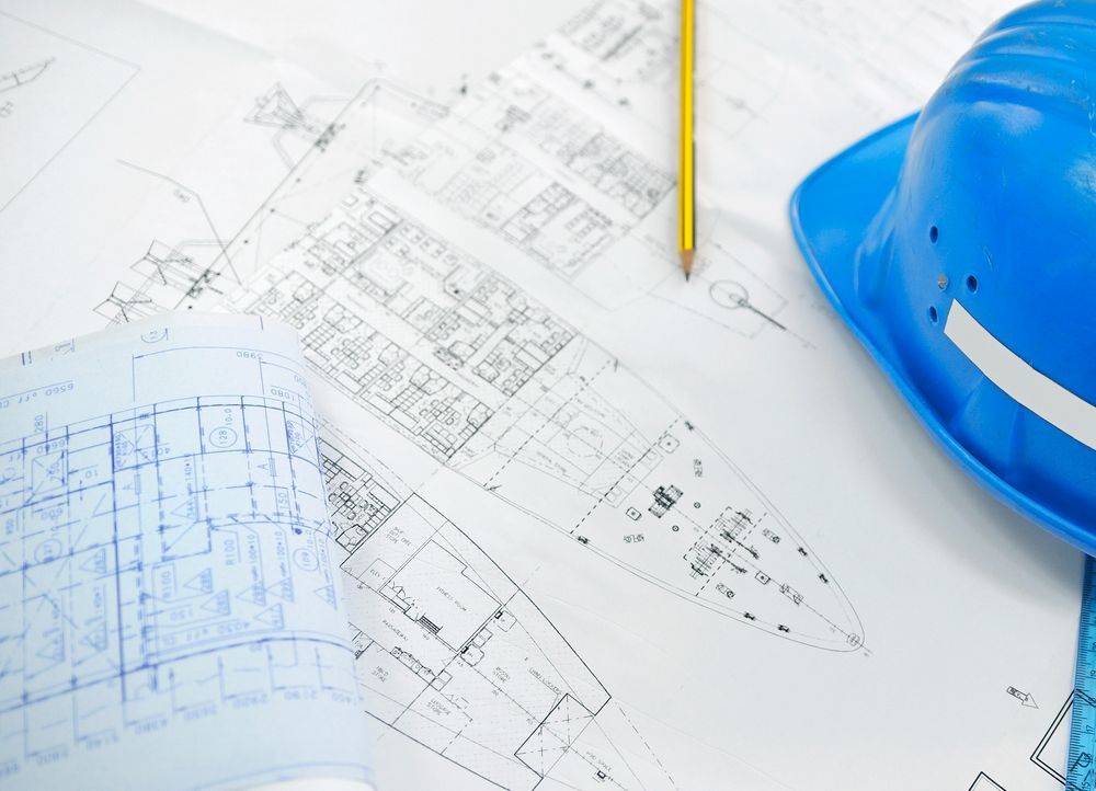 Progetti realizzati con una matita gialla e un casco blu.